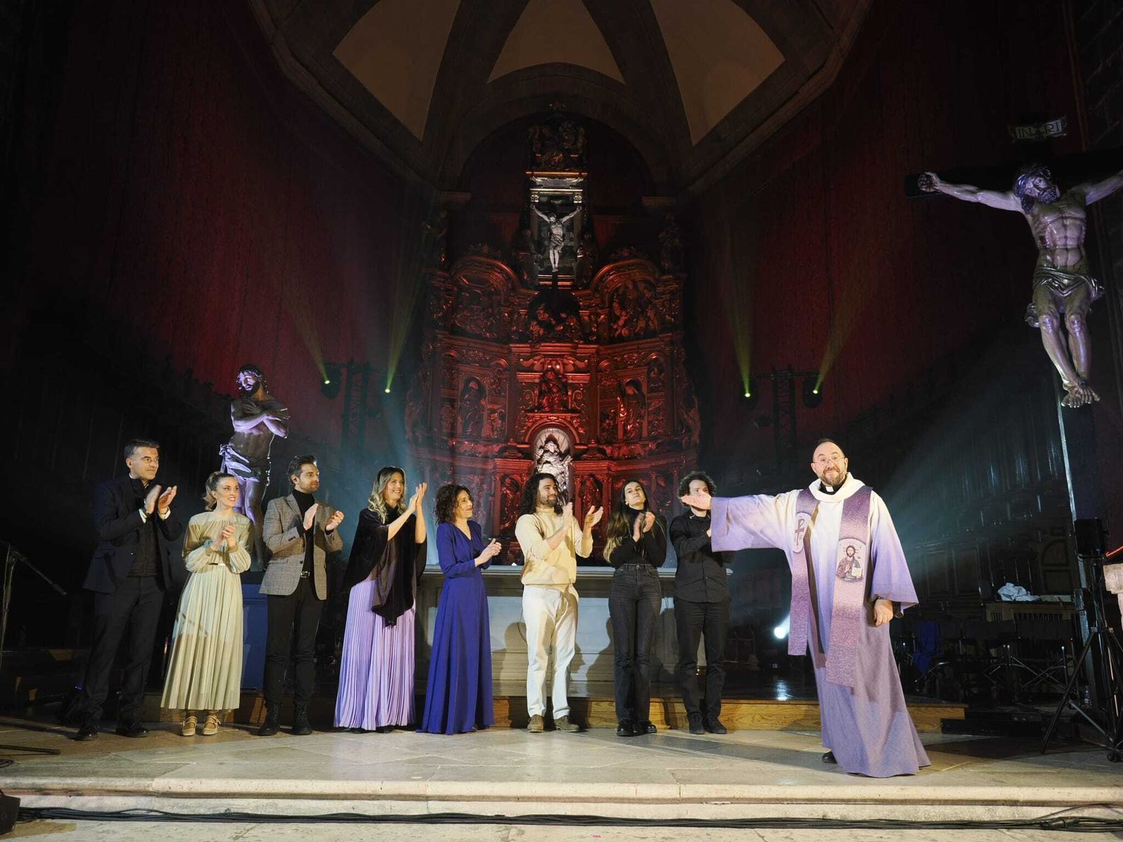 Toño Casado, con el elenco