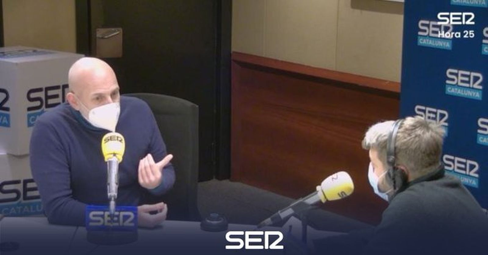 Alejandro Palomas, con Aimar Bretos ayer, en La Ser