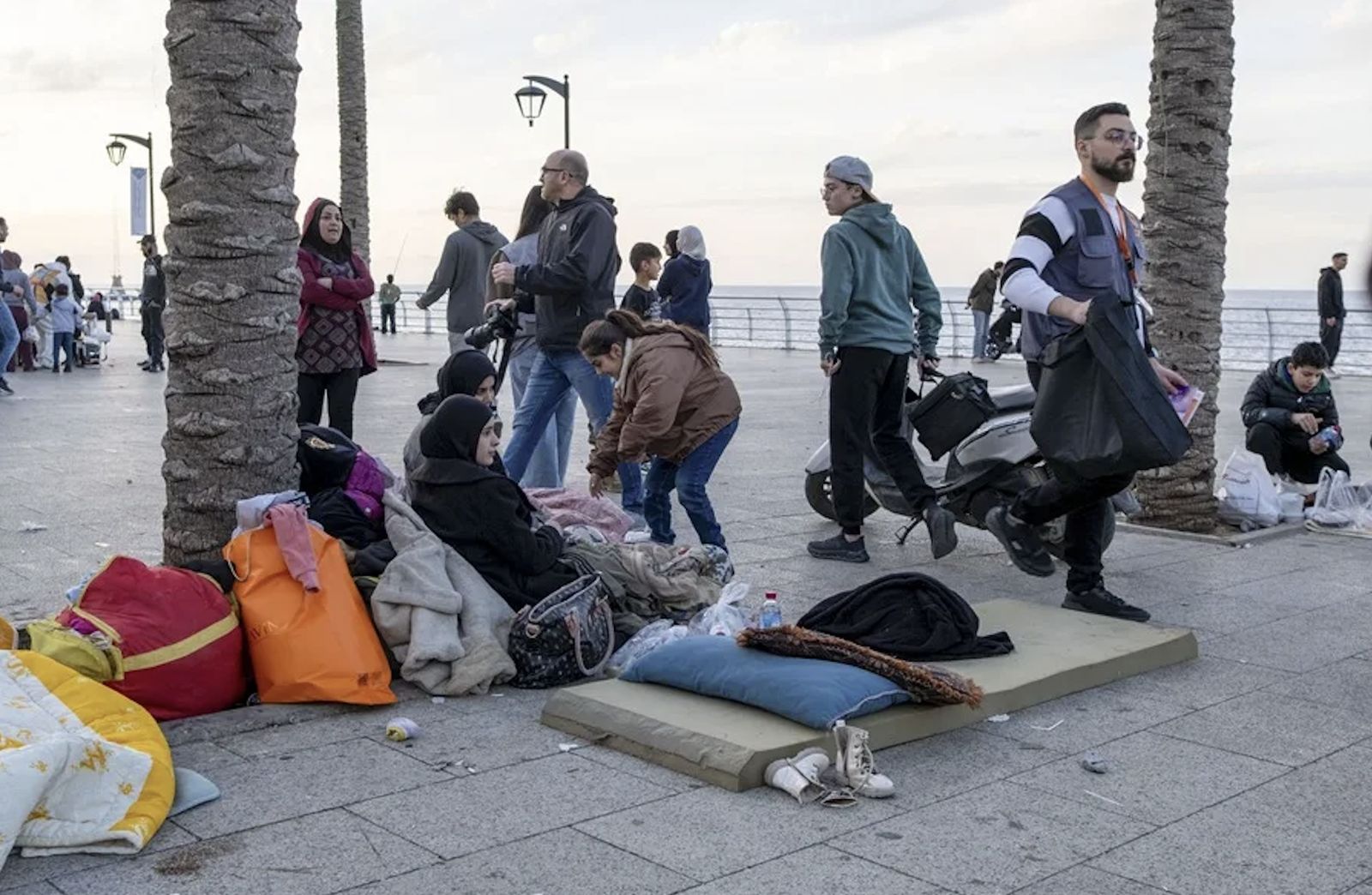 Civiles libaneses desplazados por los bombardeos de Israel