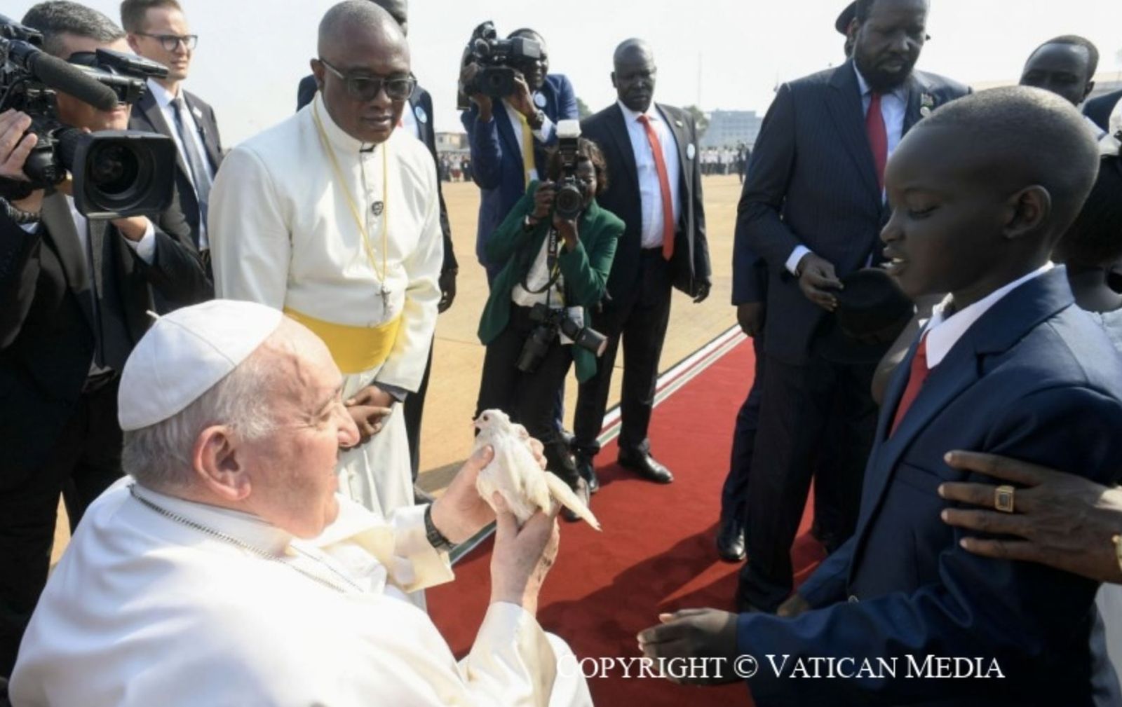 Francisco recibe una paloma de la paz