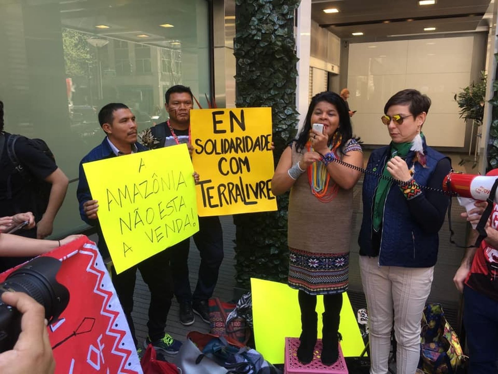 Indígenas brasileños protestan en Nueva York