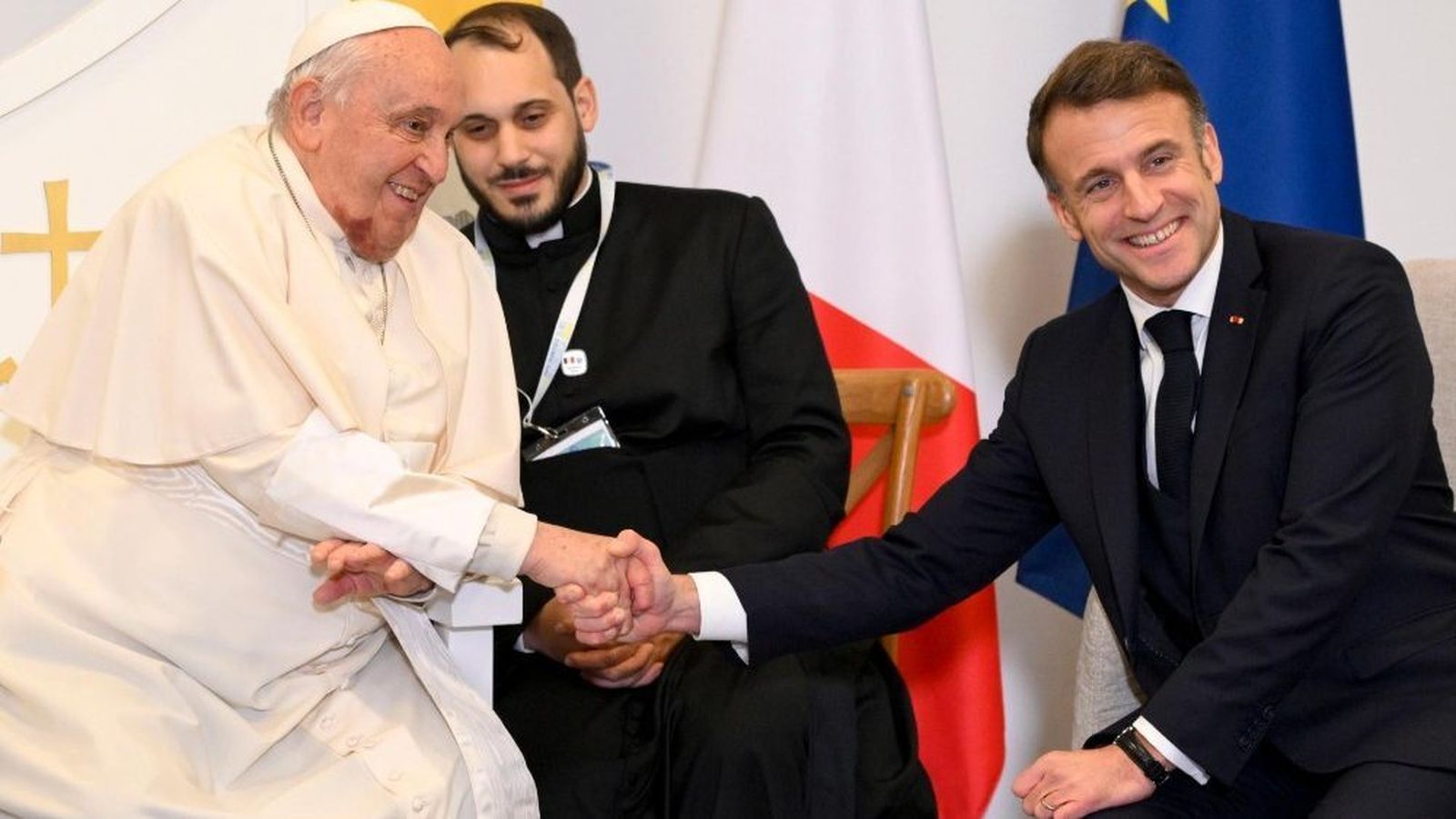 Francisco, junto a Macron
