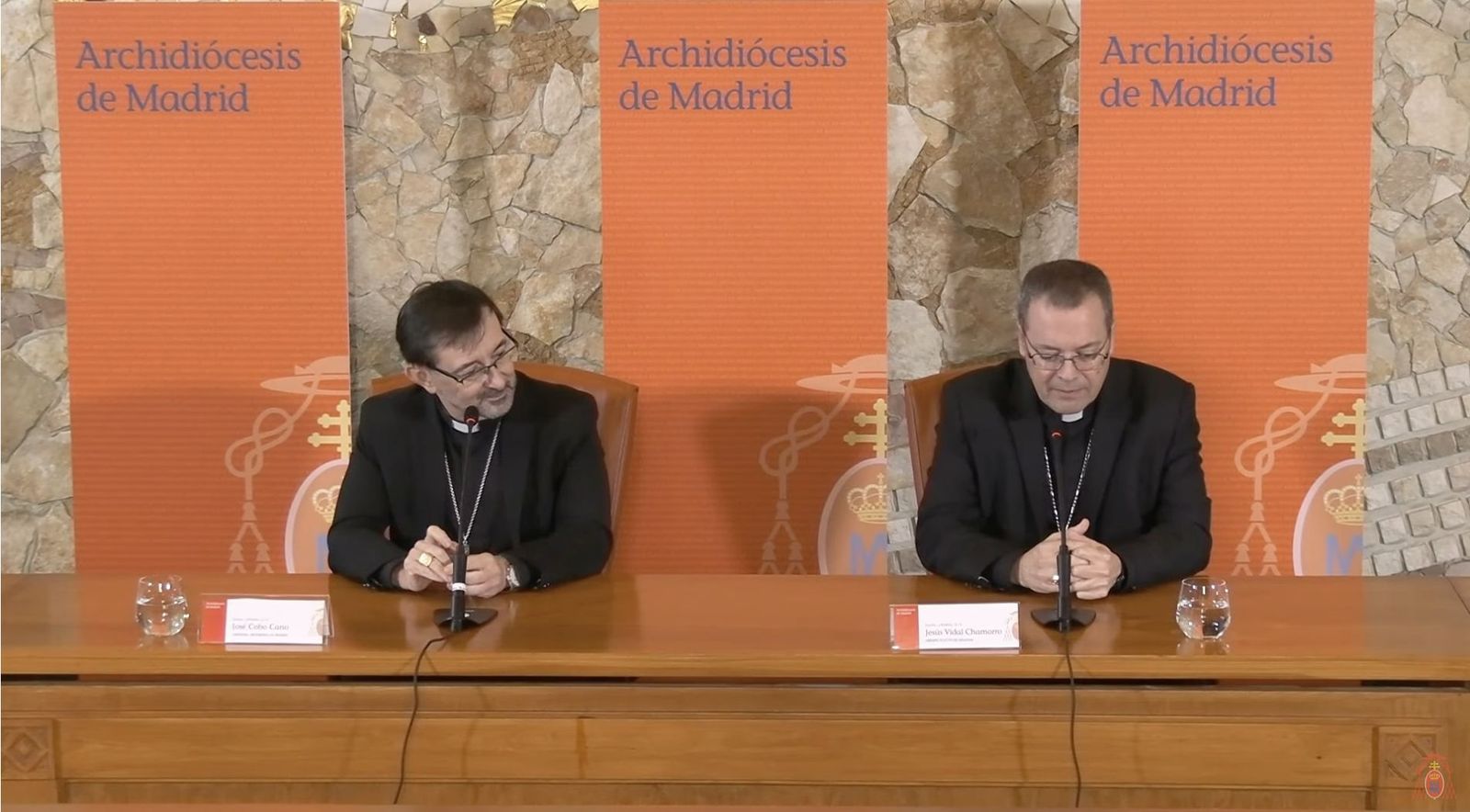 Cobo escucha la intervención de Jesús Vidal, hasta ahora su obispo auxiliar