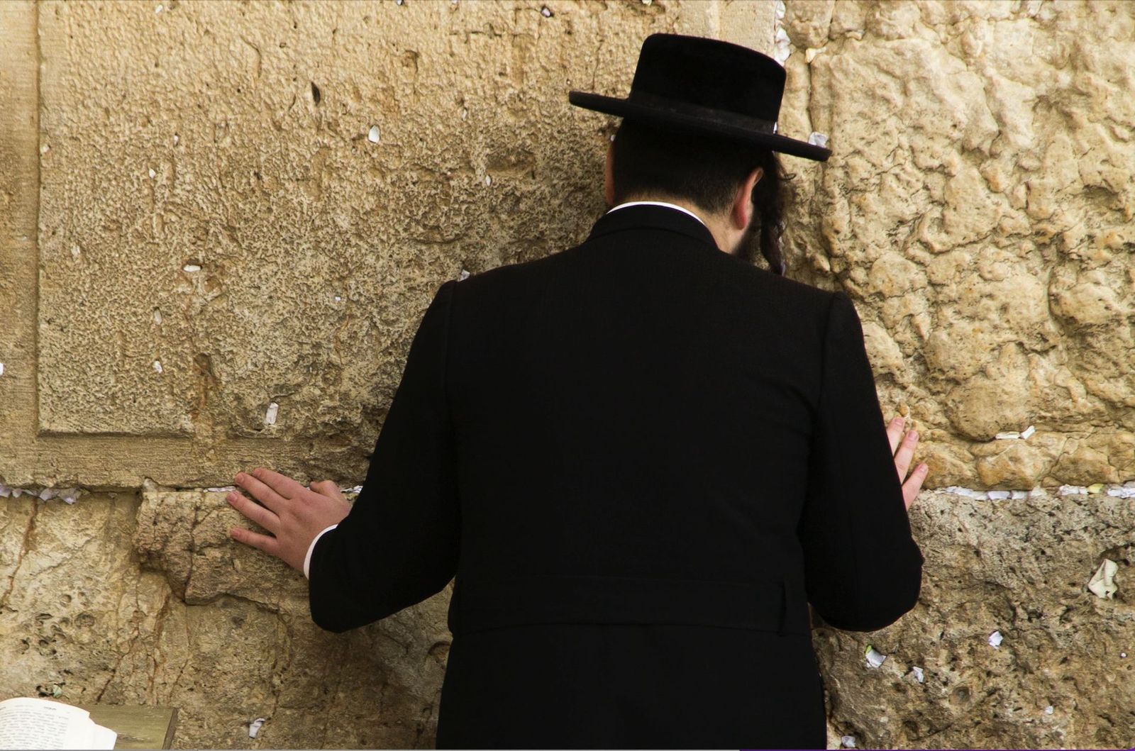 Un judío reza ante el Muro de las Lamentaciones