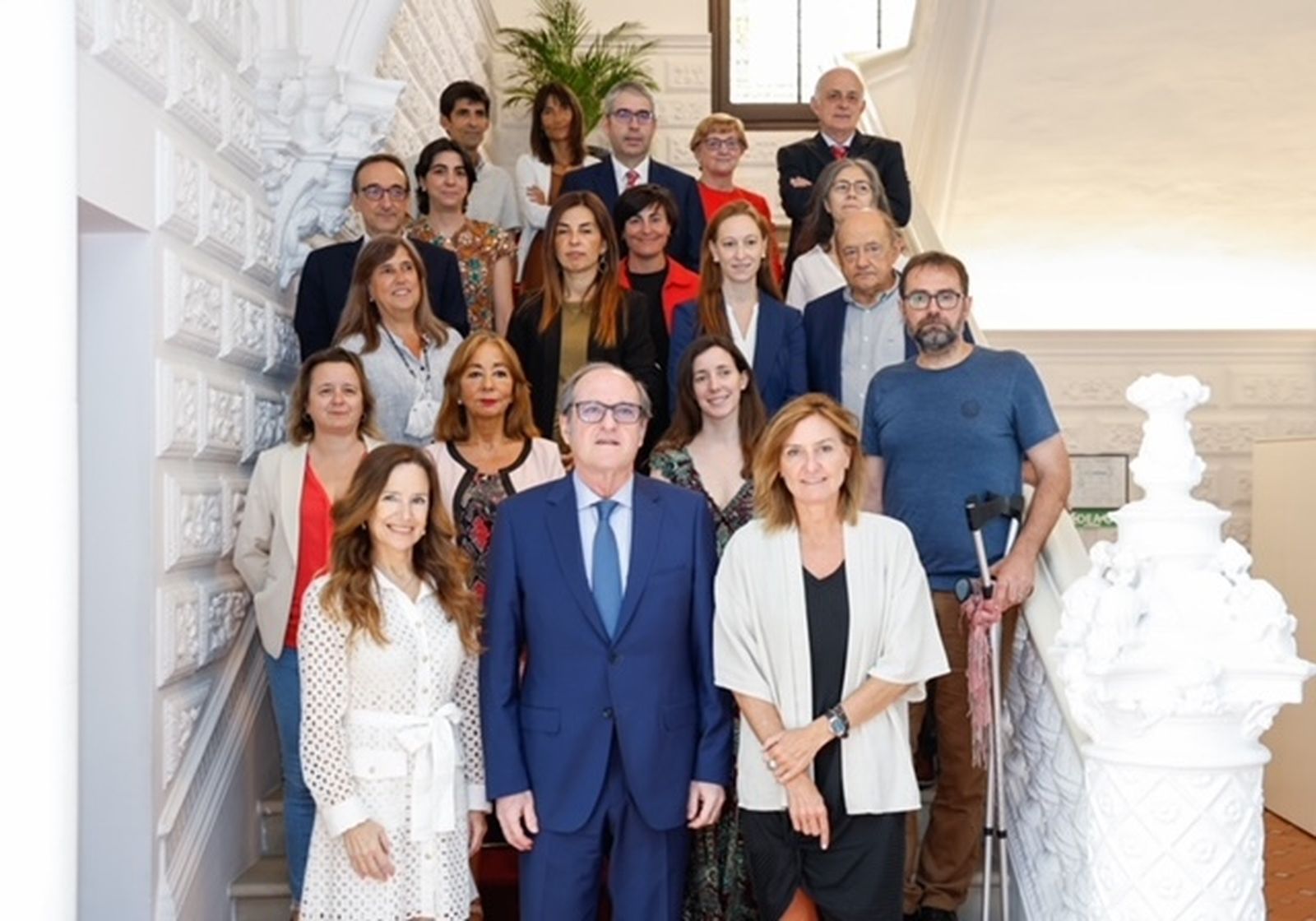 Los miembros de la comisión del Defensor del Pueblo