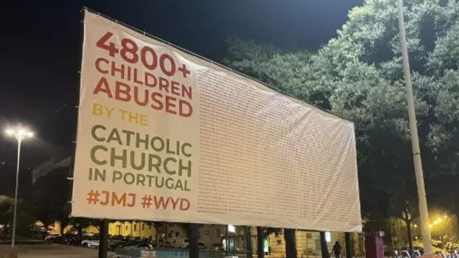 Carteles contra la pederastia clerical en Portugal durante la JMJ de Lisboa