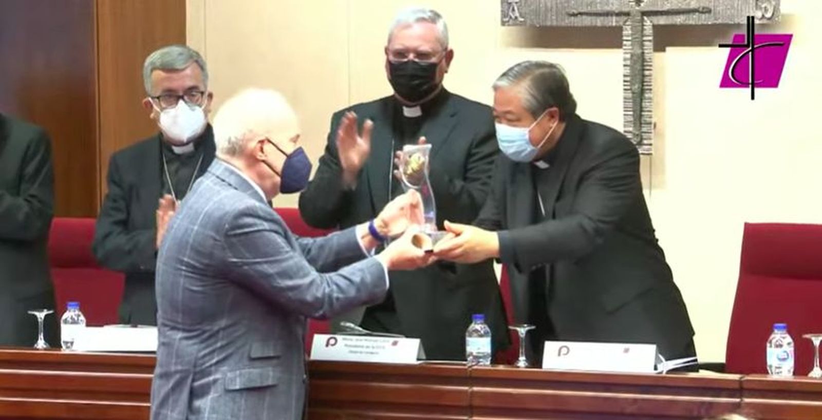El nuncio entrega el Premio Bravo a García de Cortázar