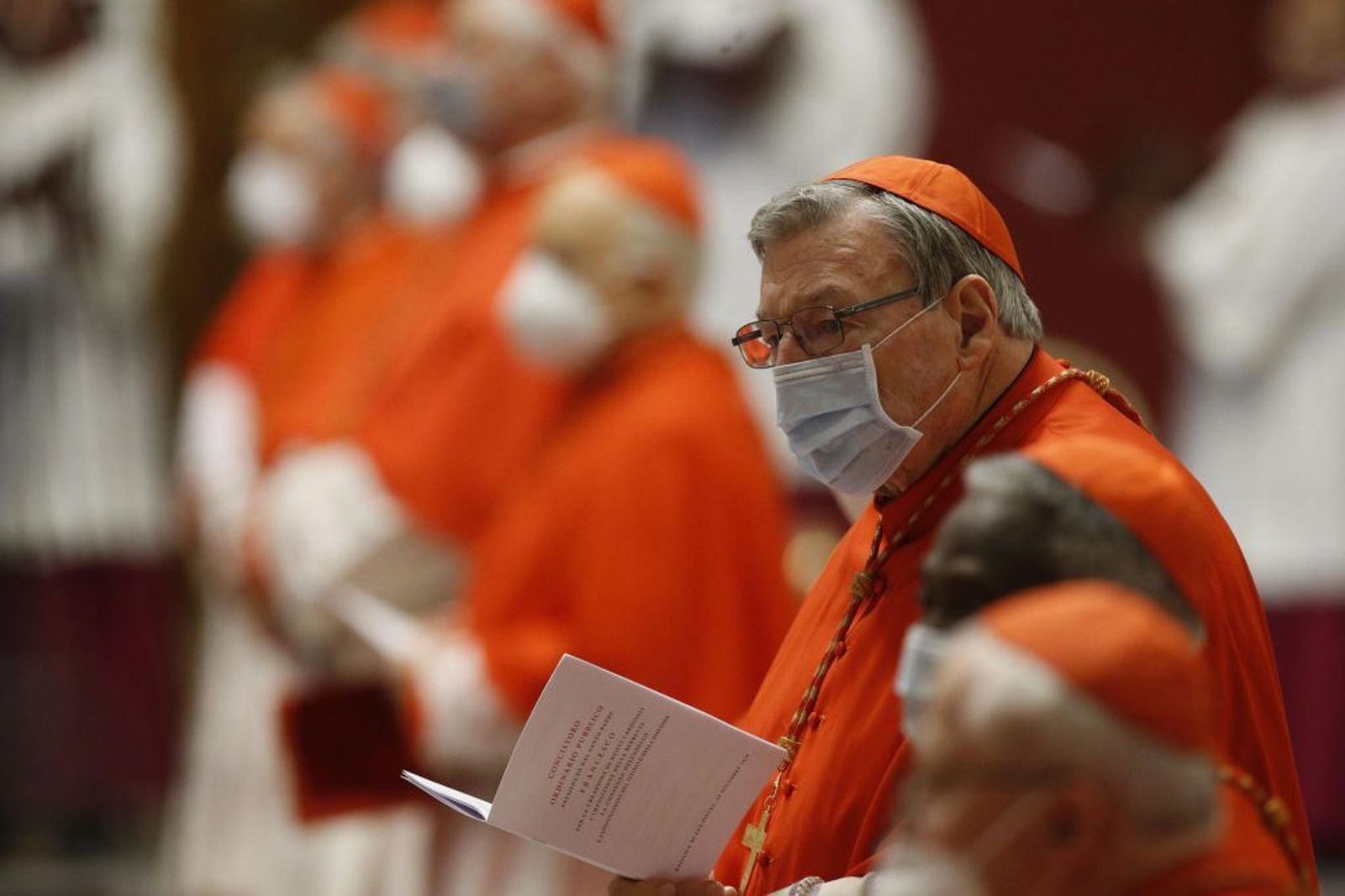 Pell, con mascarilla, en una misa en el Vaticano