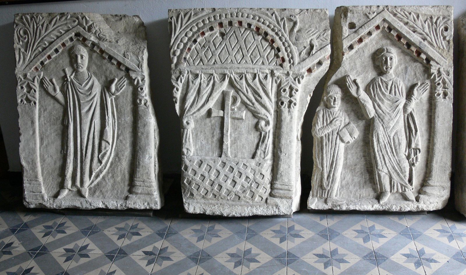 Una mujer en el altar en un sarcófago encontrado en la Hagia Sofía