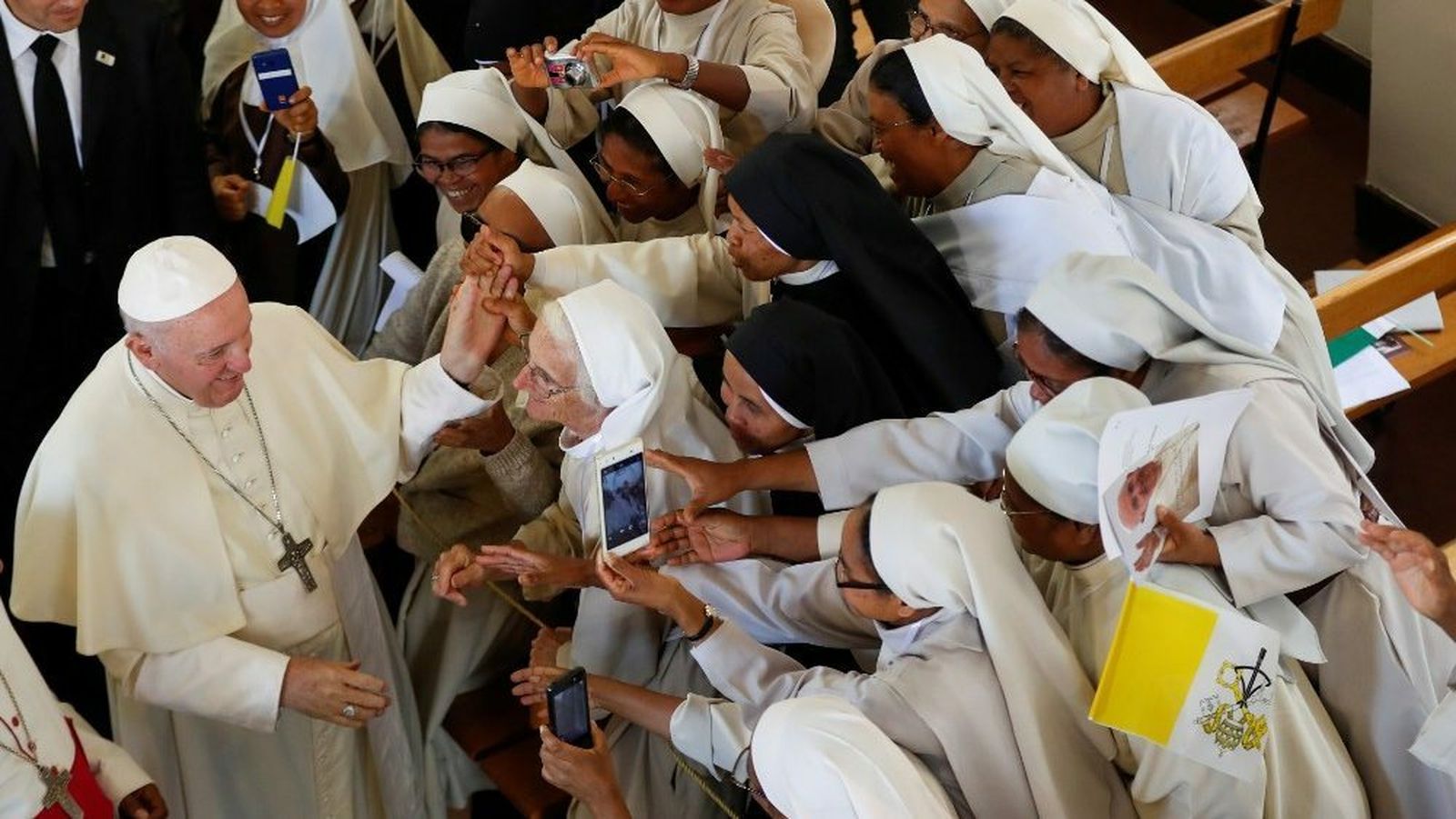 Francisco, con las religiosas de Madagascar