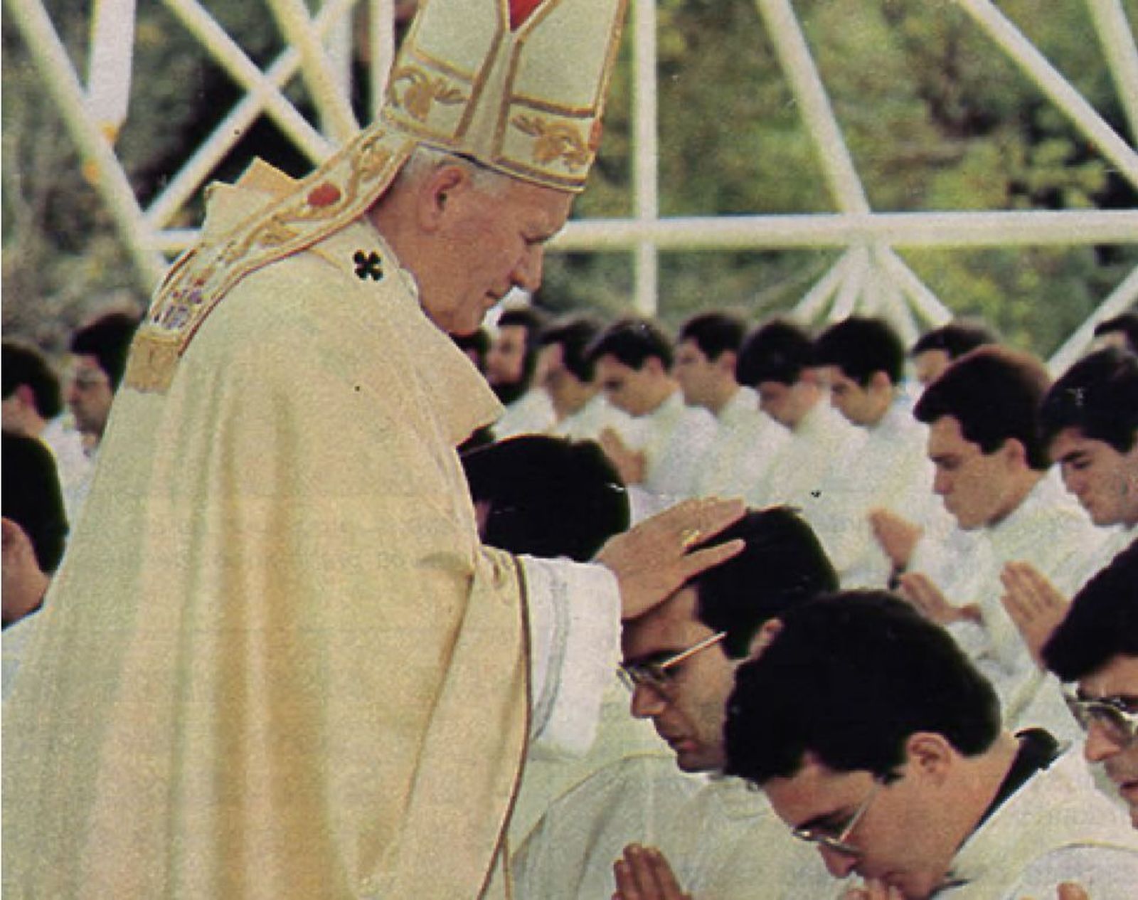 Juan Pablo II en la mayor ceremonia de ordenaciones sacerdotales de su pontificado