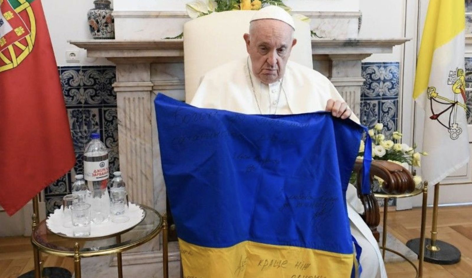 El papa y bandera de Ucrania