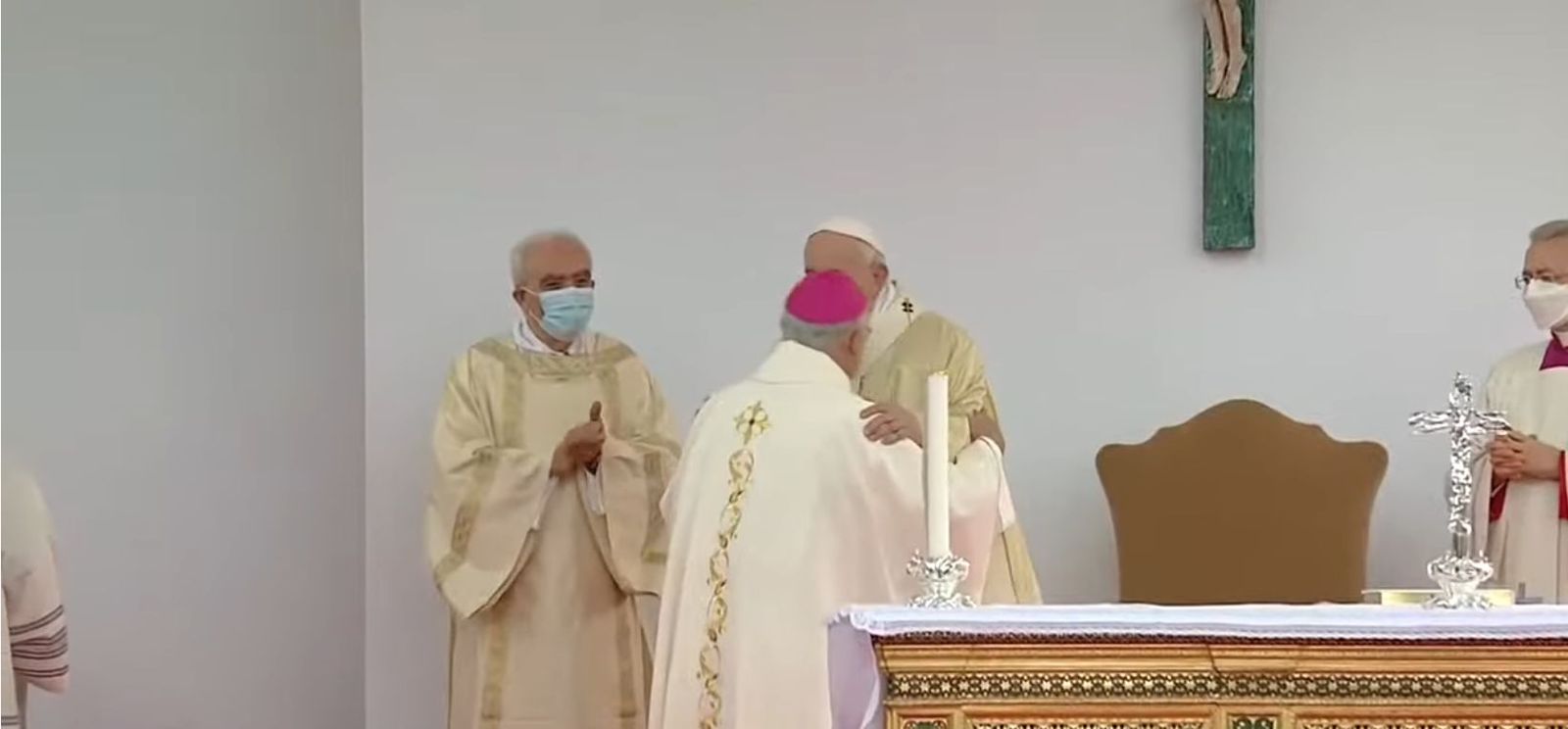 Papa saluda al asistente del hospital