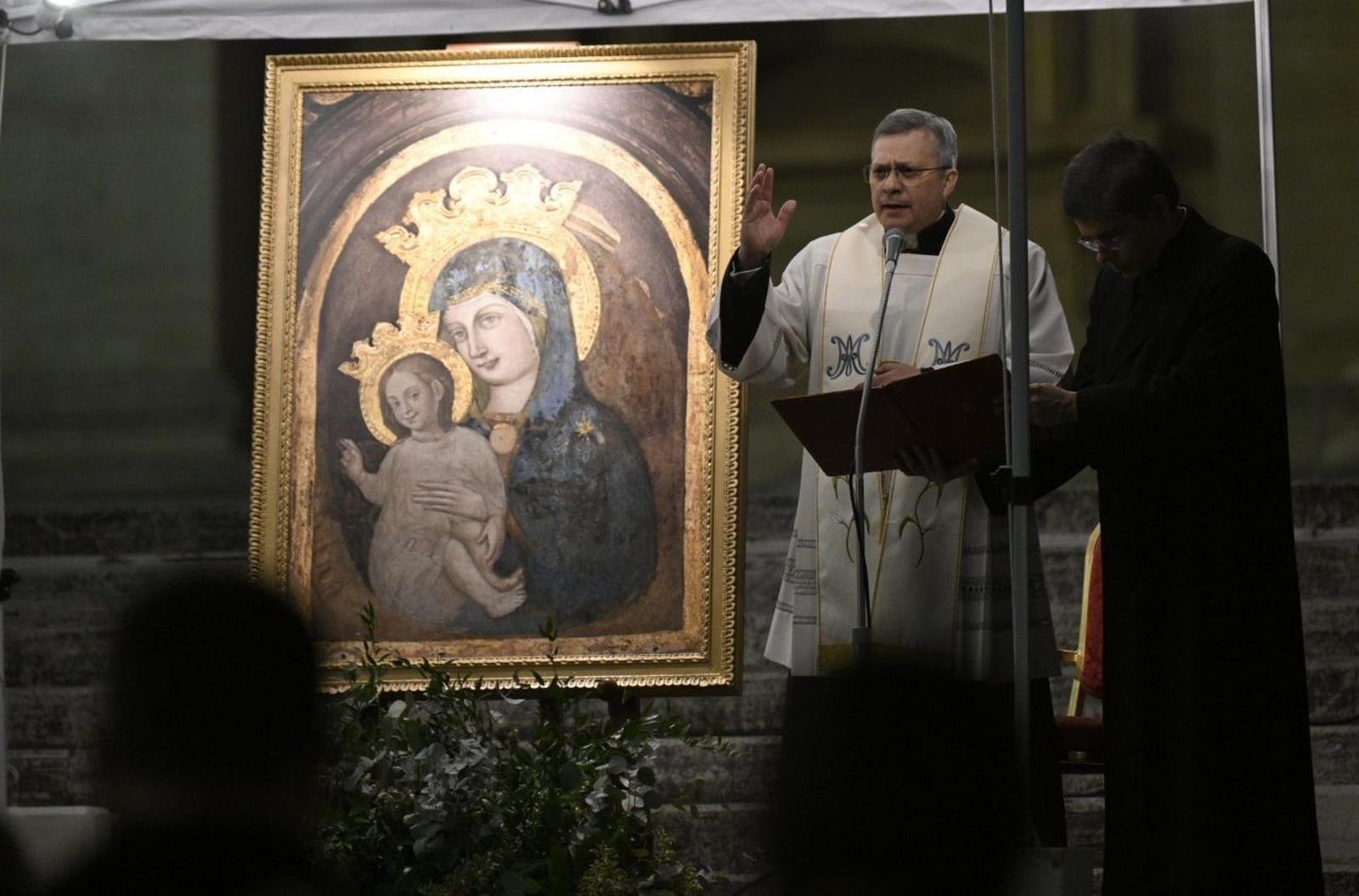 Monseñor Ruiz guía el santo rosario por la salud del Papa