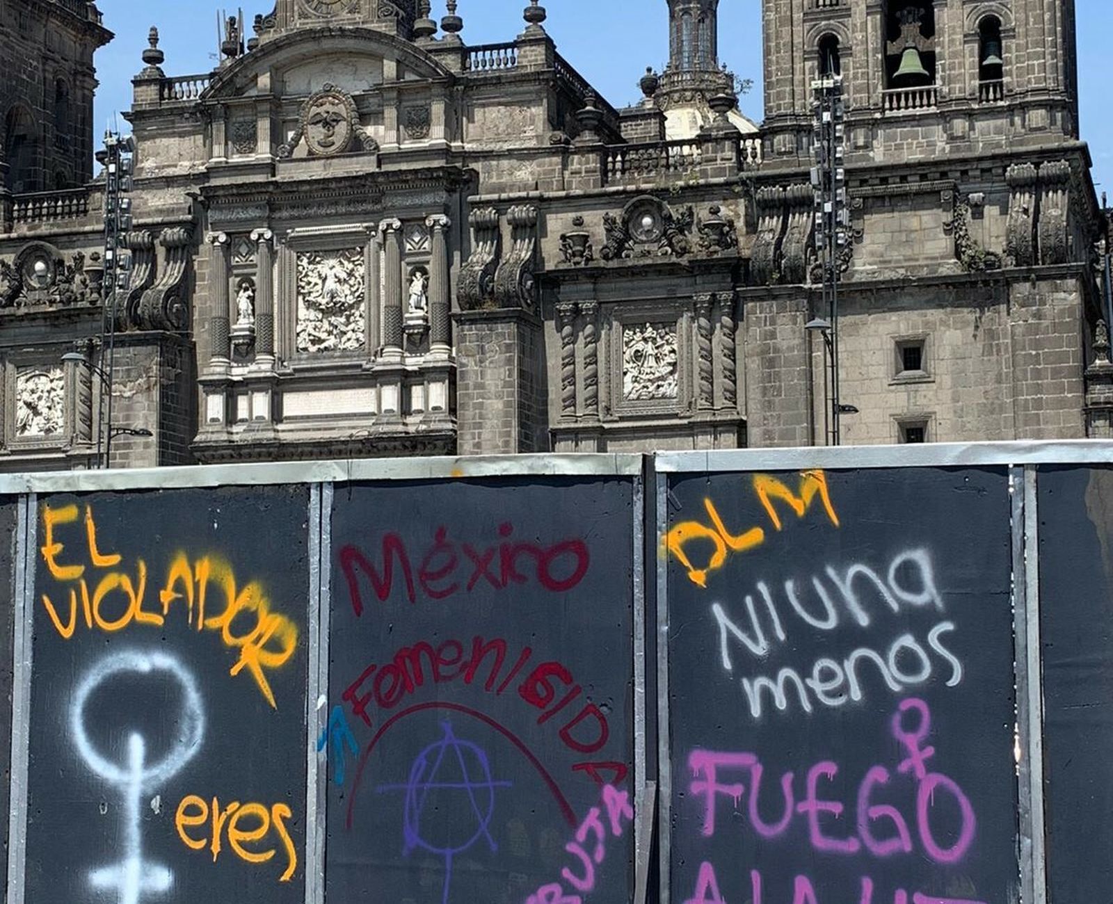 Agresiones contra templos y las energúmenas feministas; la jerarquía de la reconciliación y los laicos abandonados; Don Carlos, el avestruz, y los tendederos en el Seminario Conciliar de México