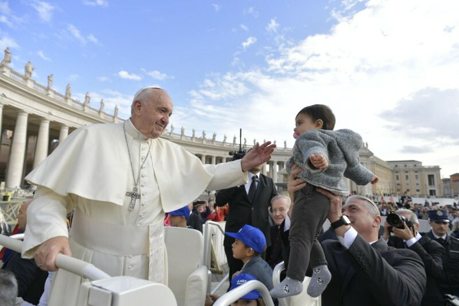 Francisco acaricia a un niño durante la Audiencia