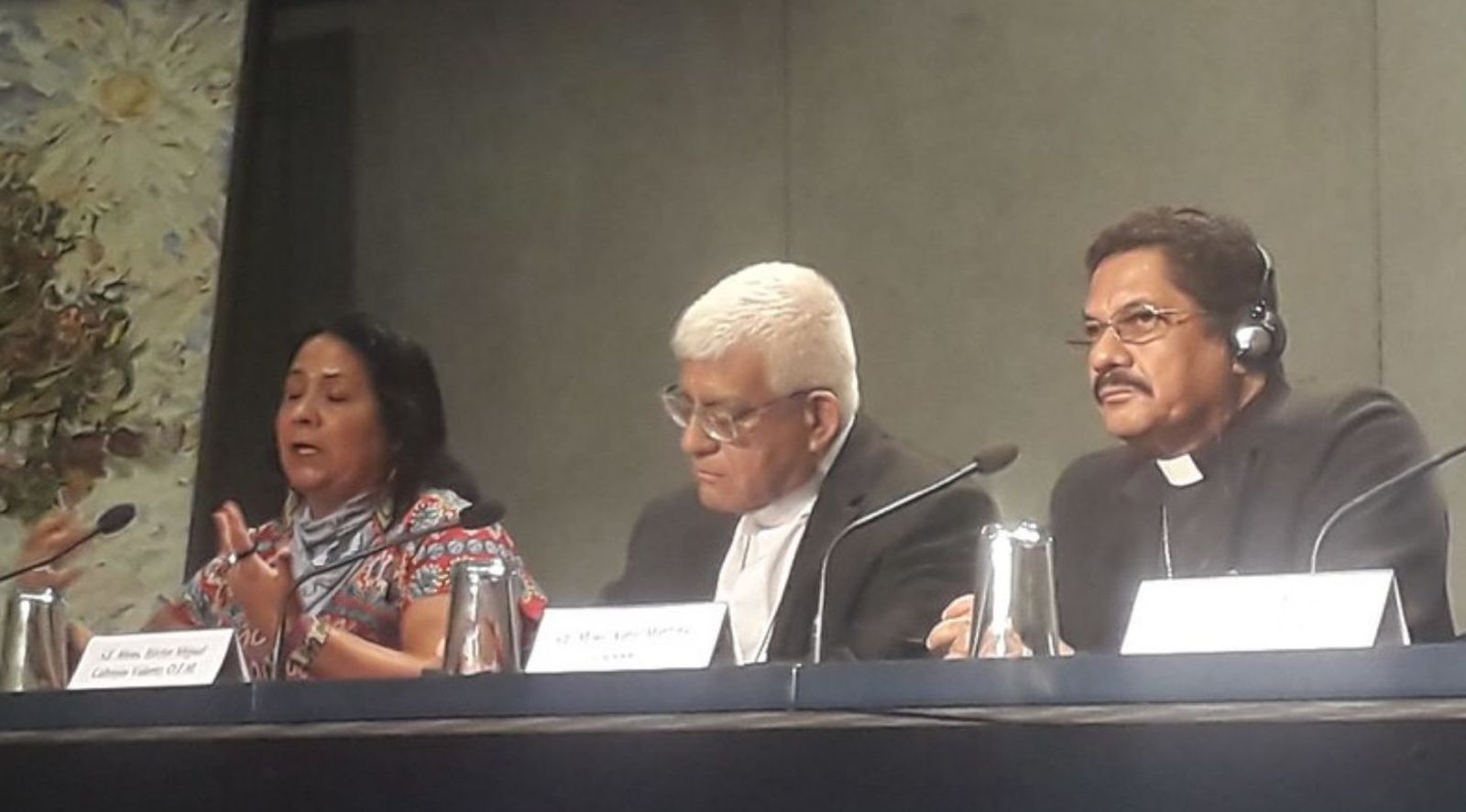 Monseñor Cabrejos, en el centro, en el briefing del Sínodo