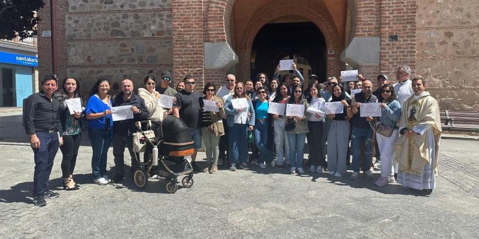 Las 13 parejas de novios, con el párroco