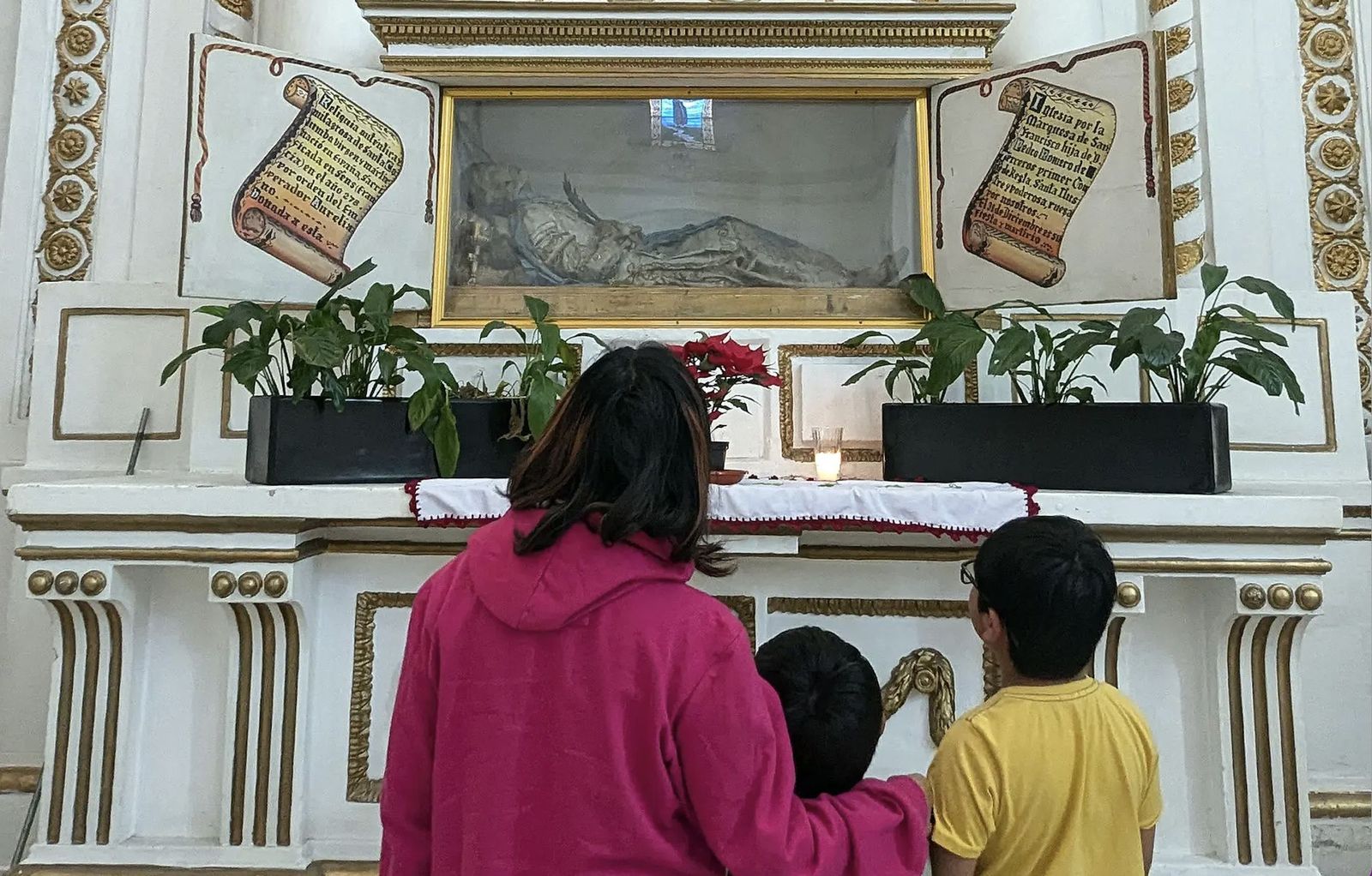 Una familia ante la momia de Santa Columba