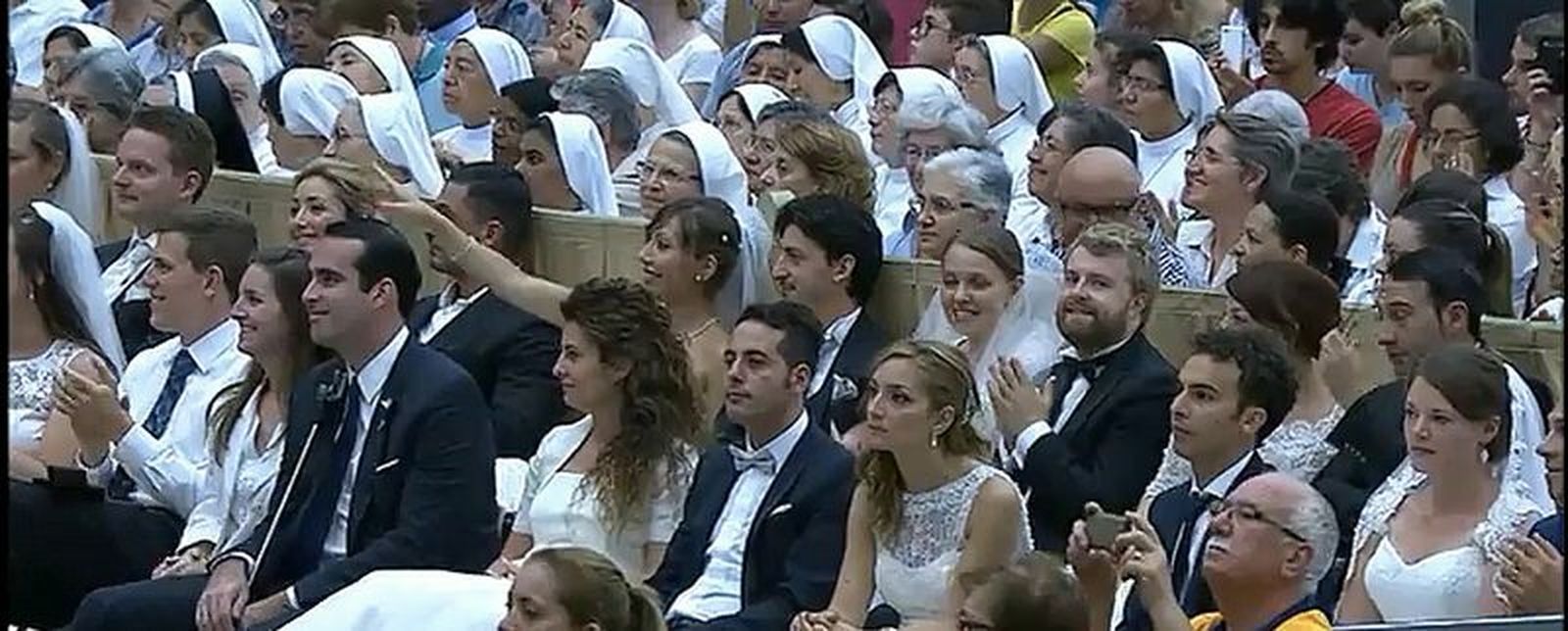 Decenas de novios en la audiencia