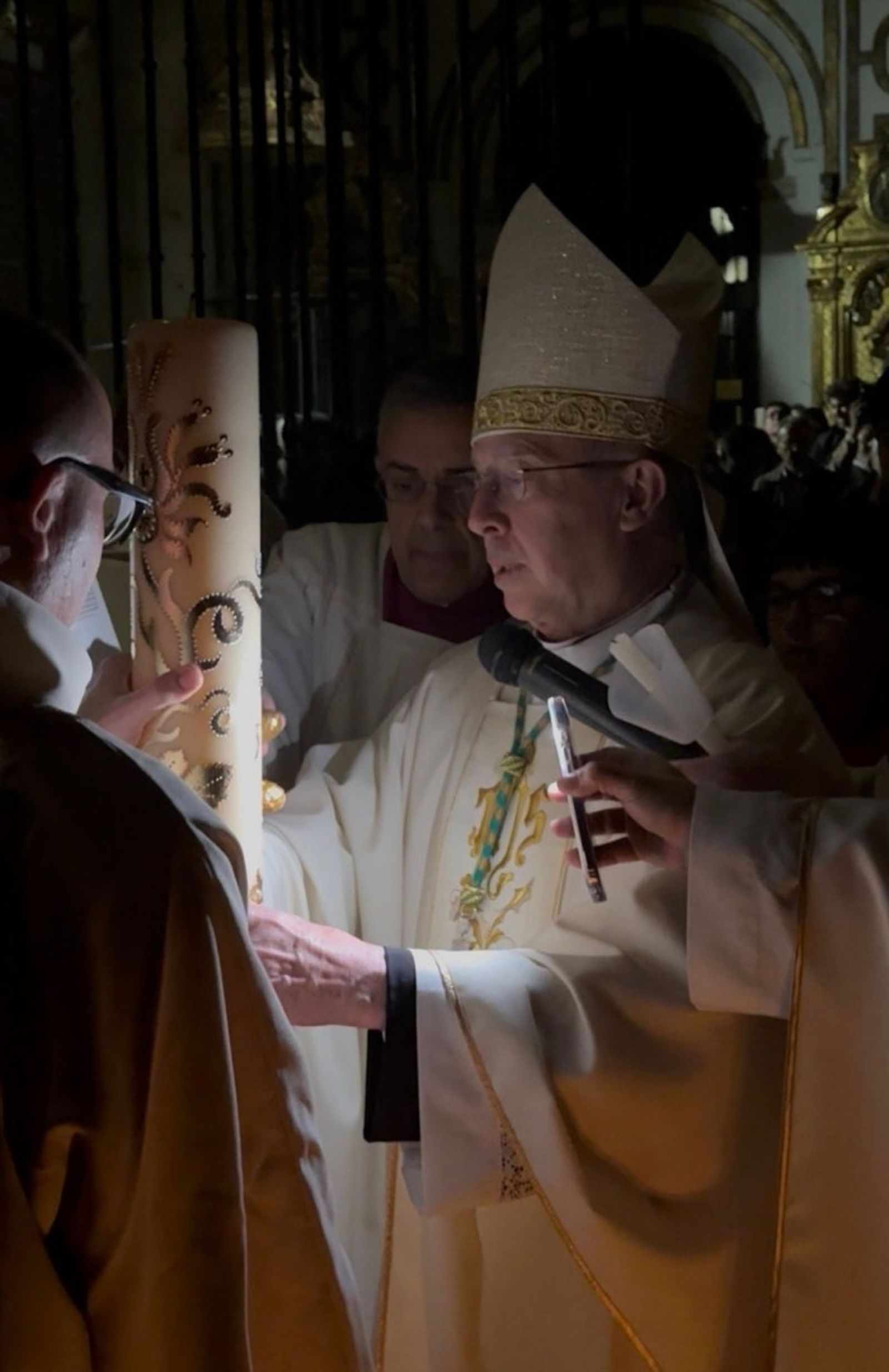 Fernando Valera, con el cirio pascual