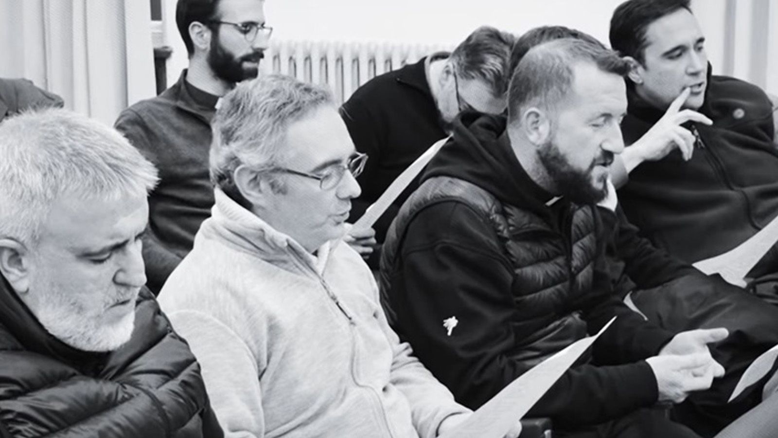 Sacerdootes interpretando el nuevo himno