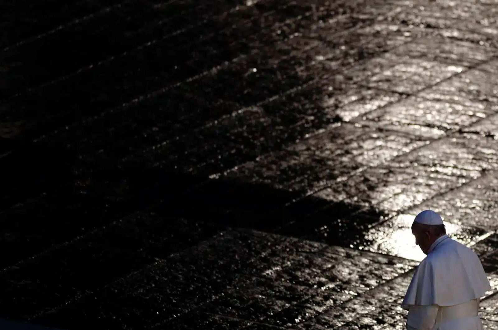 Francisco camina por la plaza de San Pedro en los primeros días de la pandemia