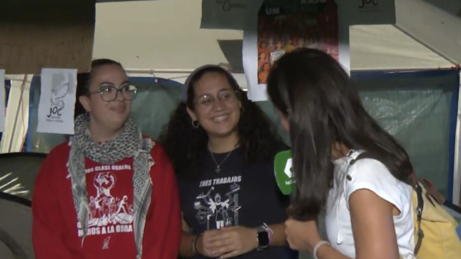 María y una compañera de la JOC, con Ana Pastor en el especial de La Sexta