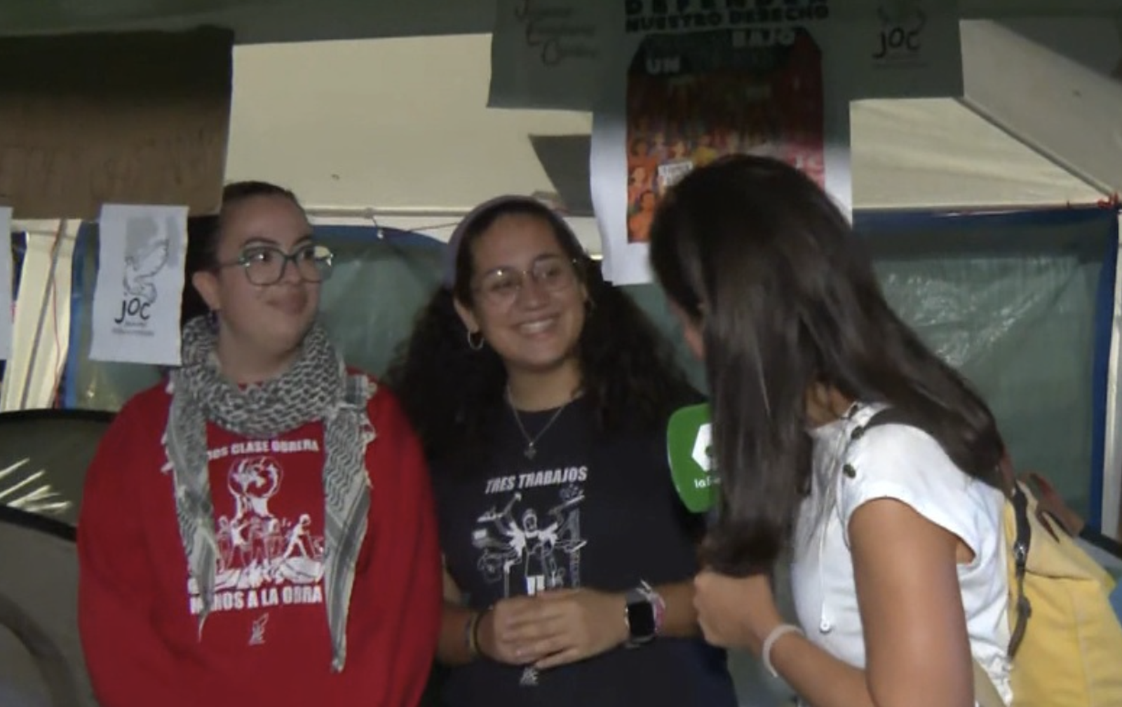 María y una compañera de la JOC, con Ana Pastor en el especial de La Sexta