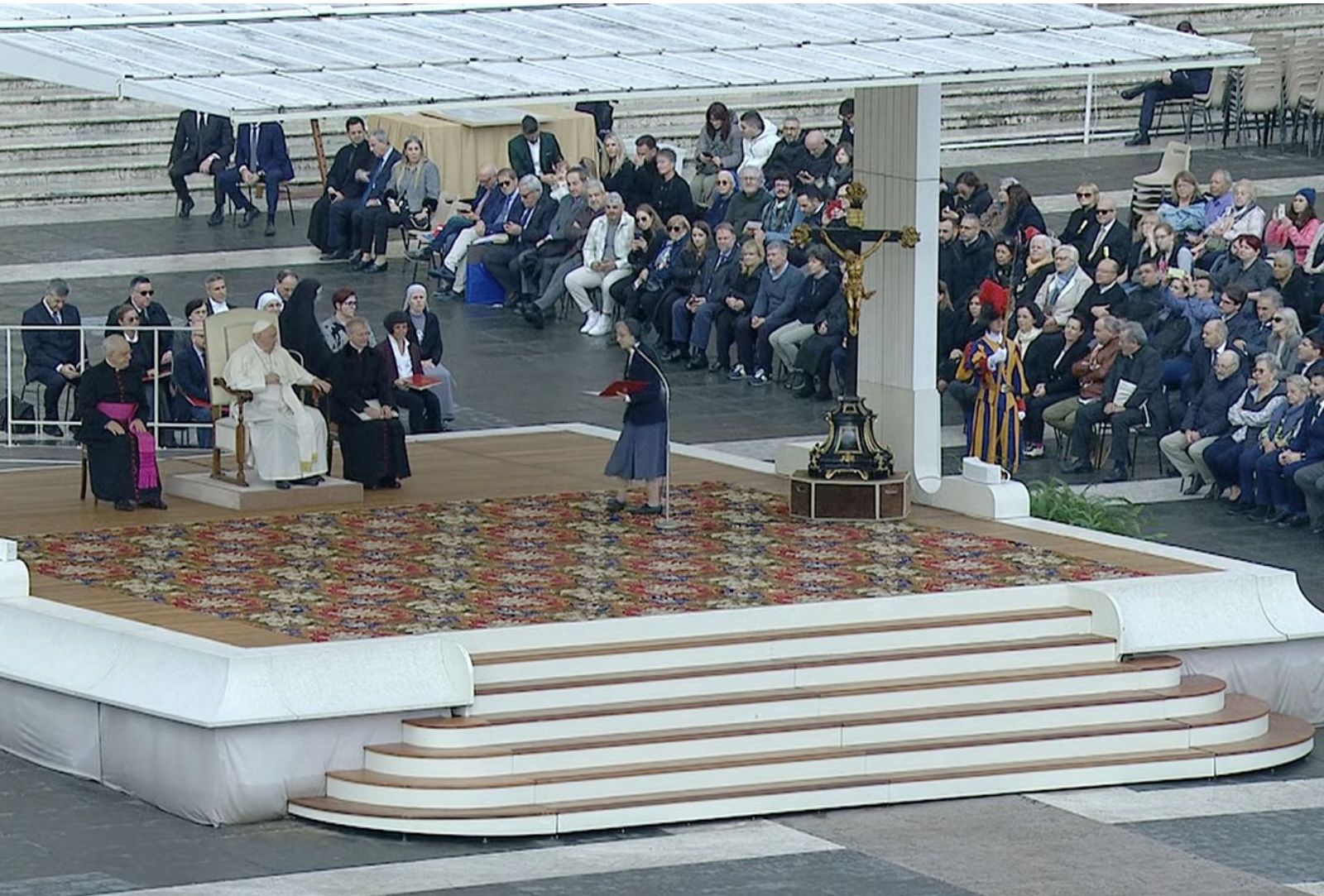 Lectura del pasaje bíblico durante la audiencia general en la plaza de San Pedro