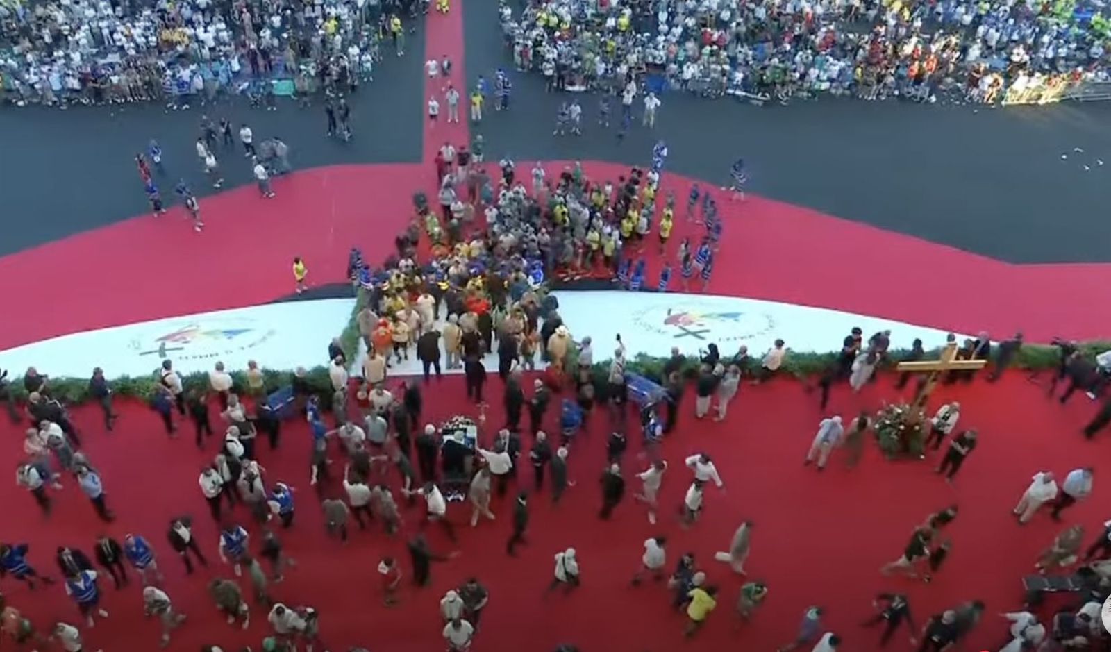 Los jóvenes 'kikos', en el altar