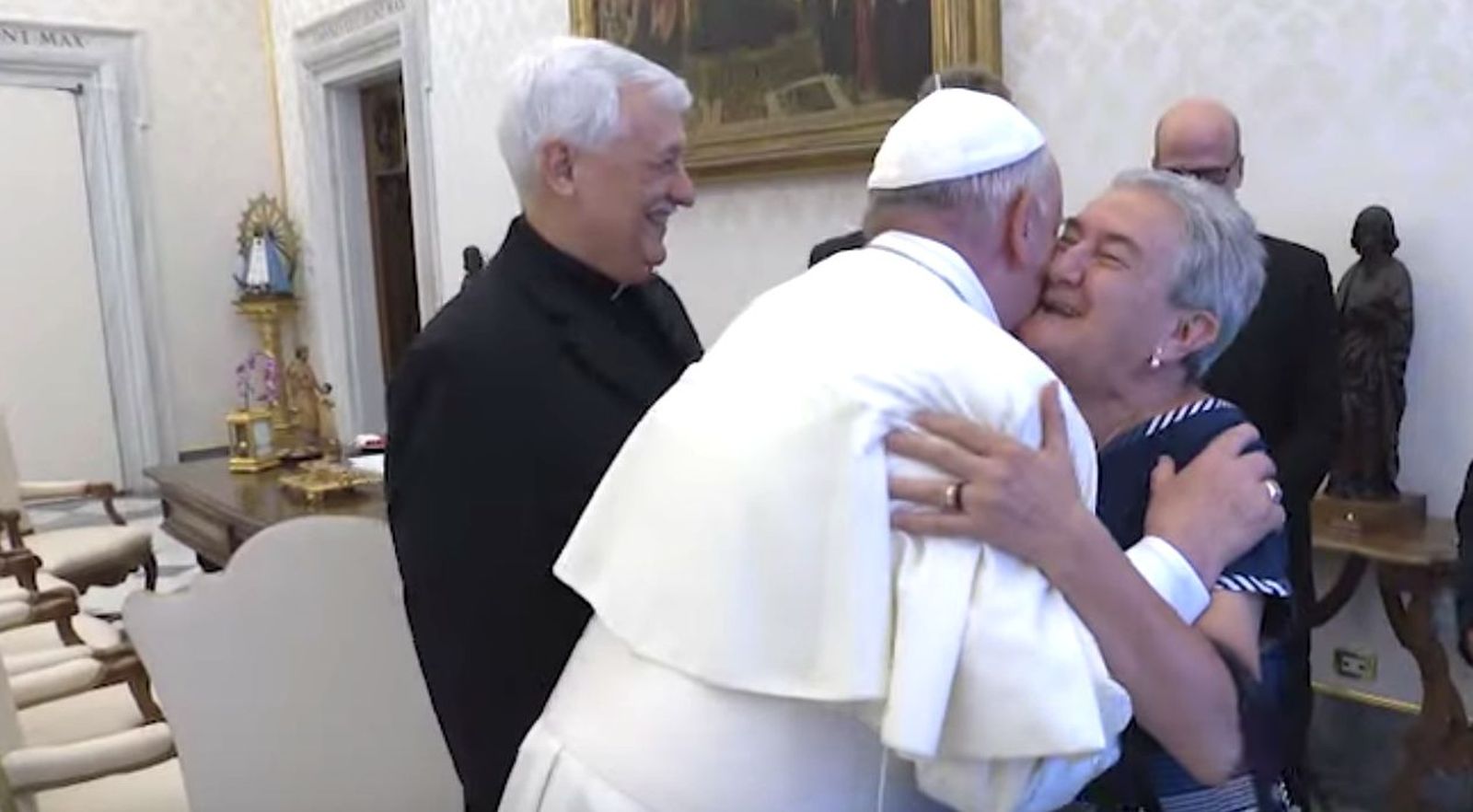 El Papa abraza a María Luisa Berzosa