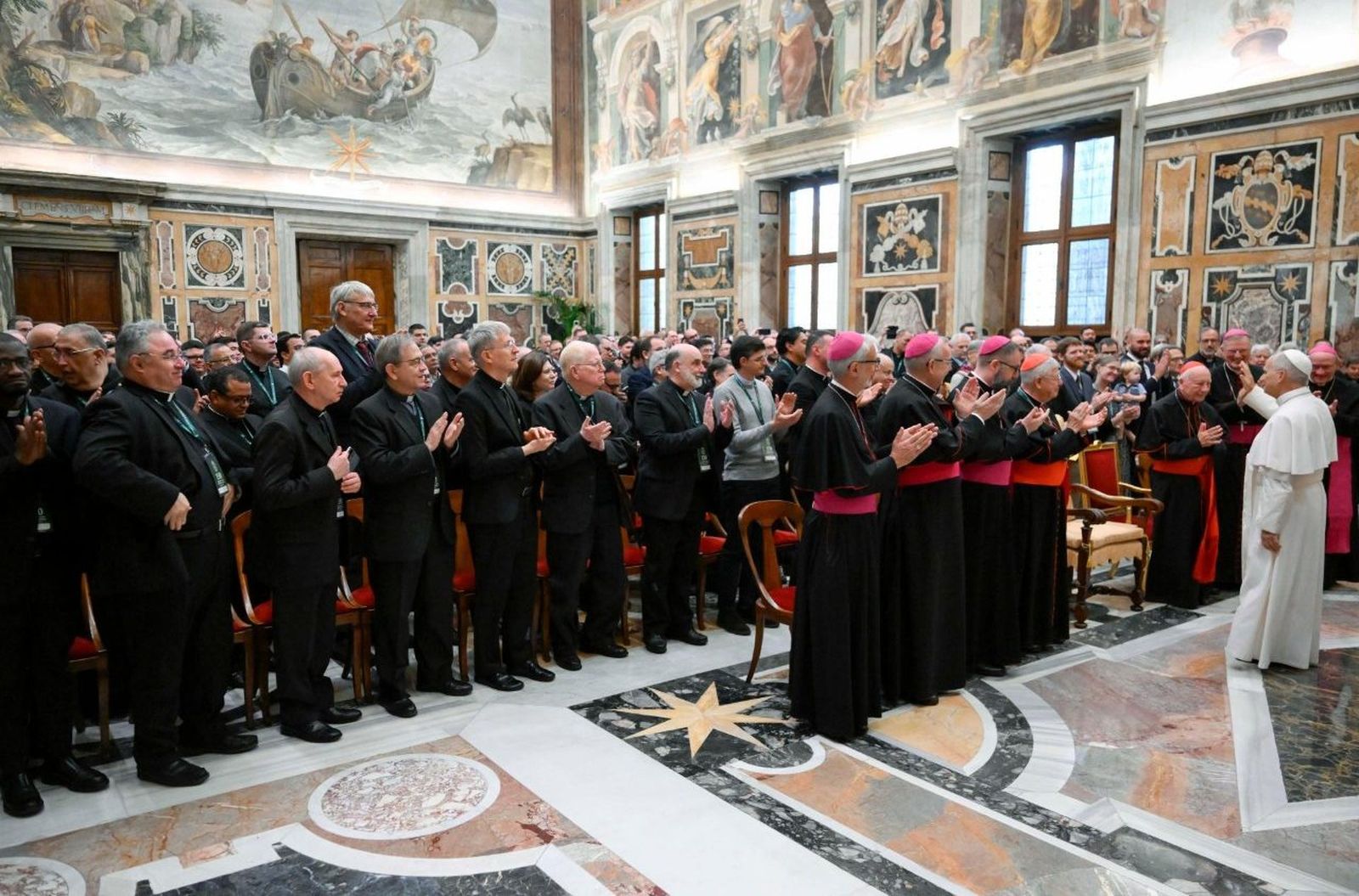 El Papa León XIV saluda a los participantes en el Congreso Internacional con motivo del 150 aniversario de la Facultad de Derecho Canónico de la Pontificia Universidad Gregoriana