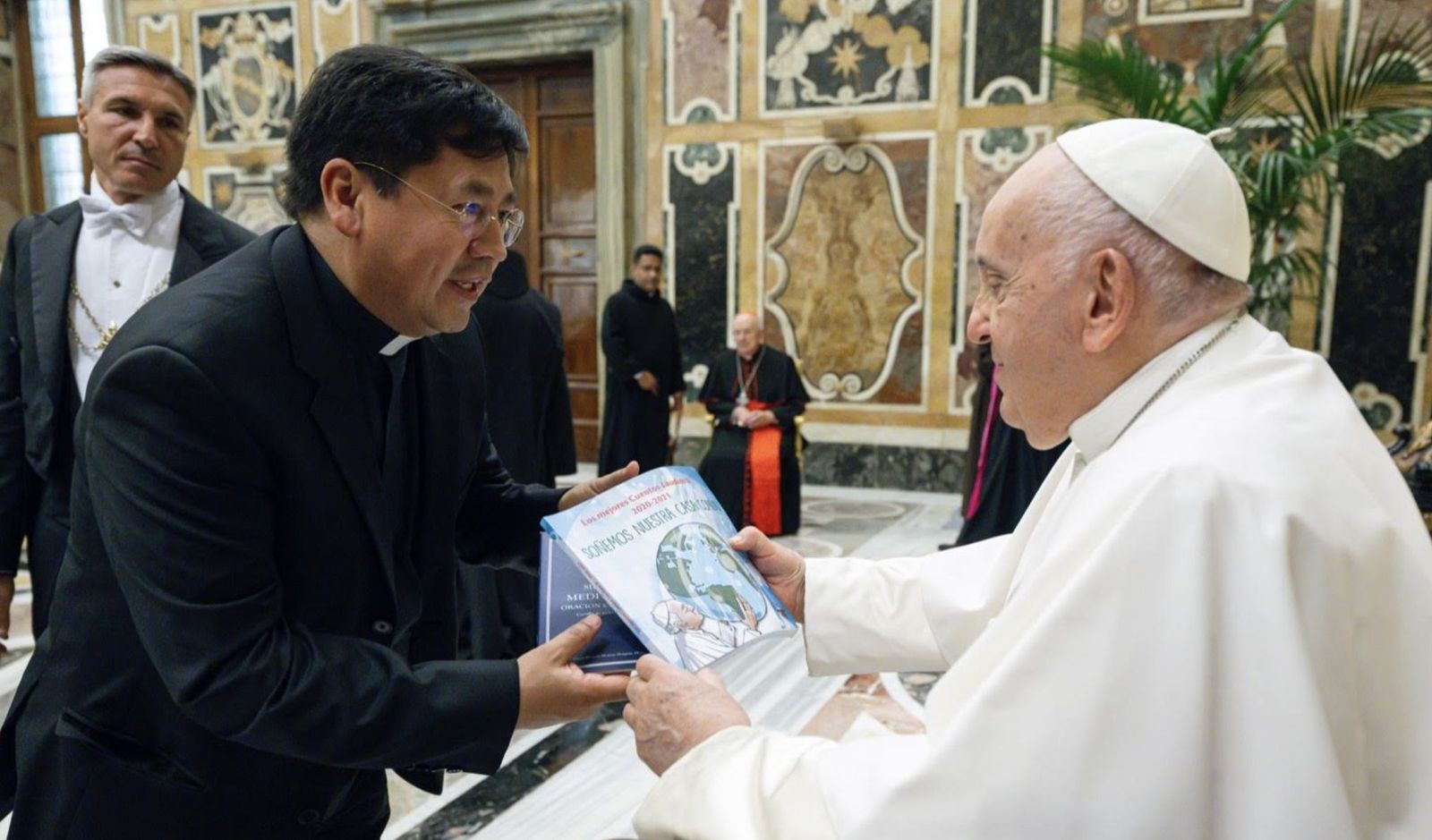 El Papa saluda a Víctor Moreno