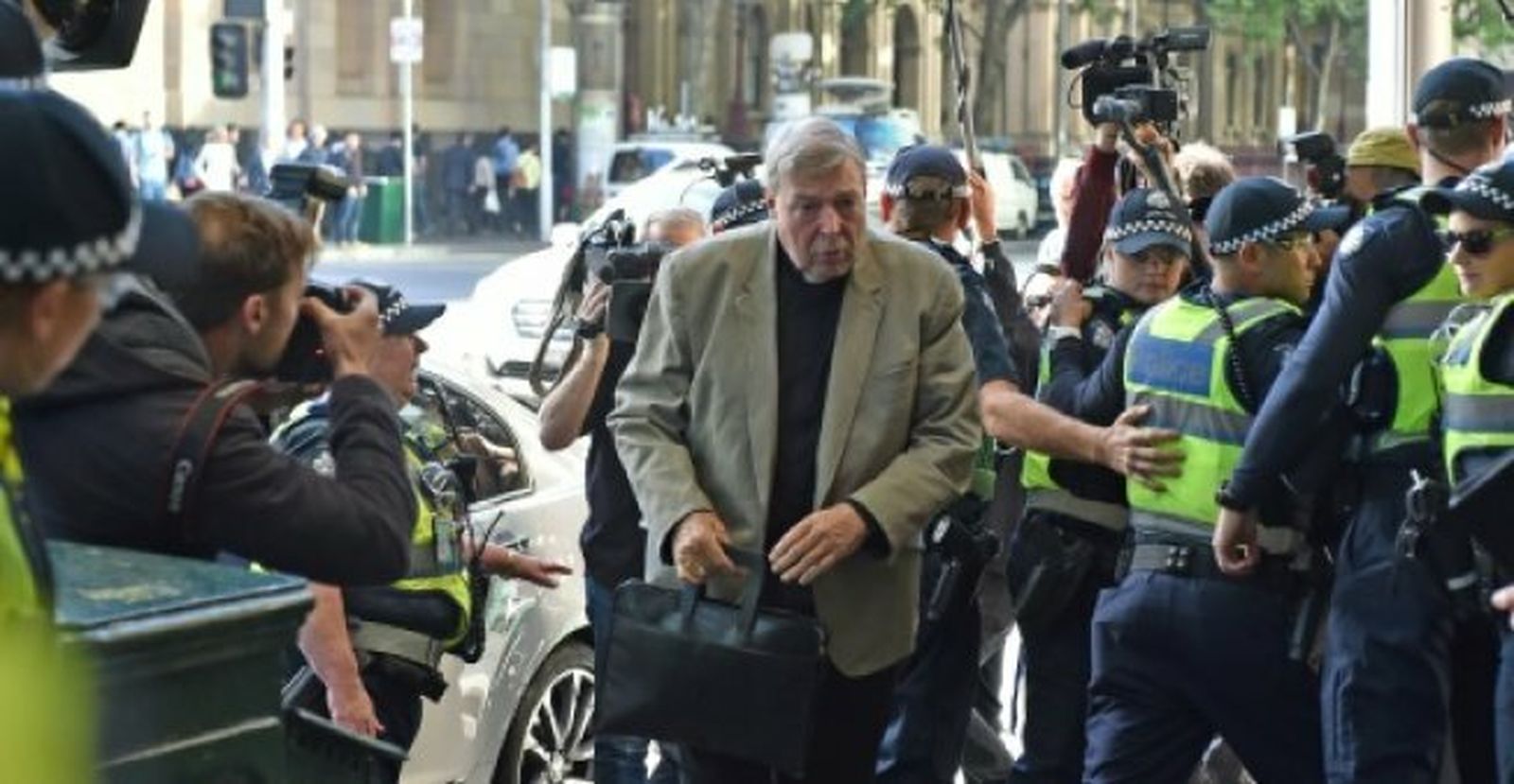 Pell entra en la corte