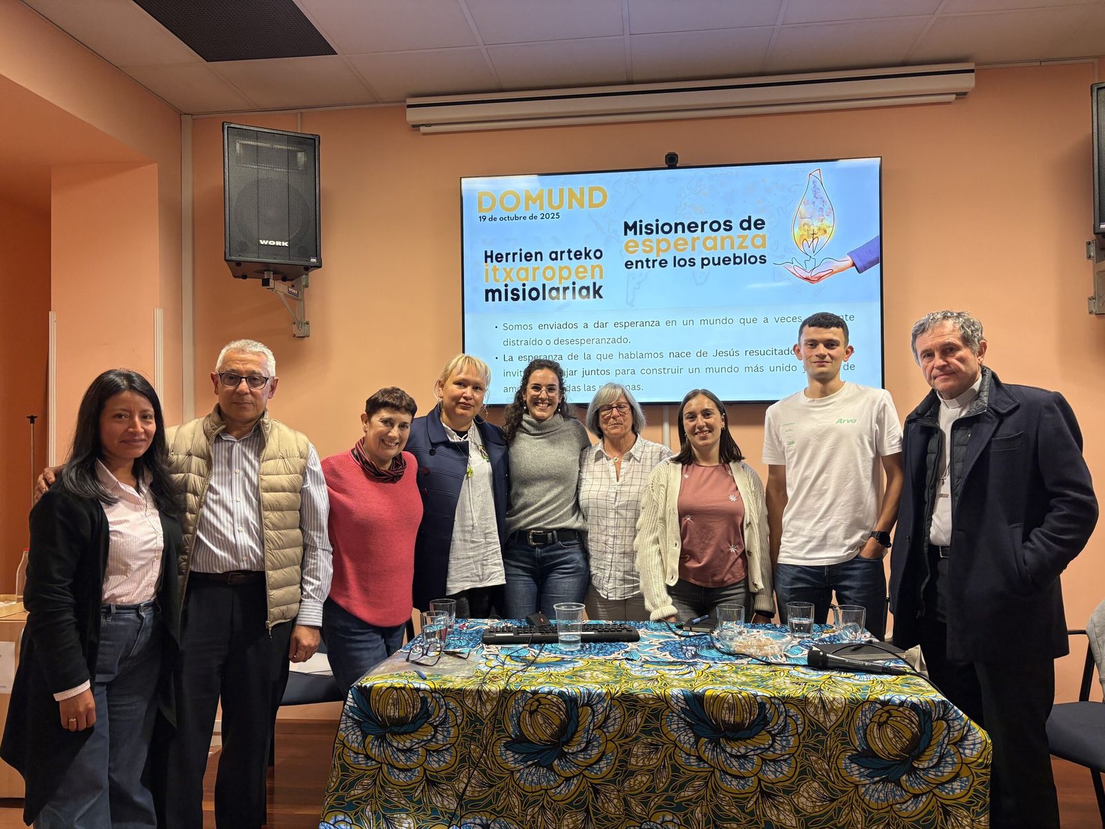 Mesa de misioneros en Bilbao con motivo de la Jornada Mundial de las Misiones