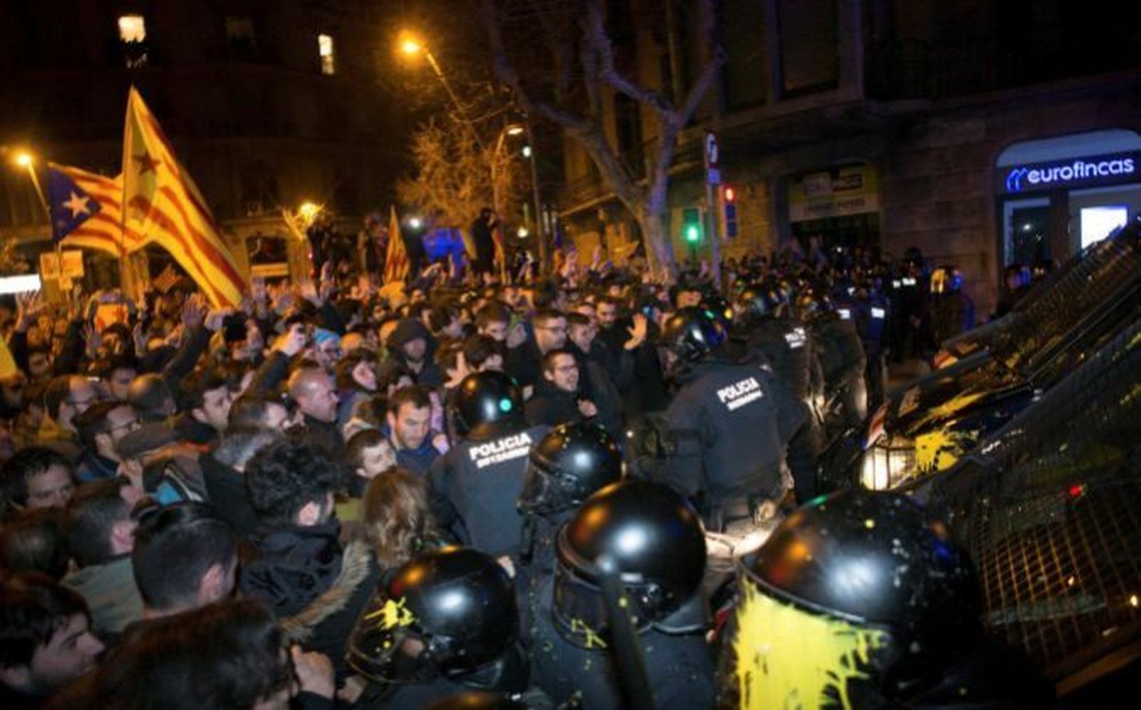Los Mossos y algunos manifestantes