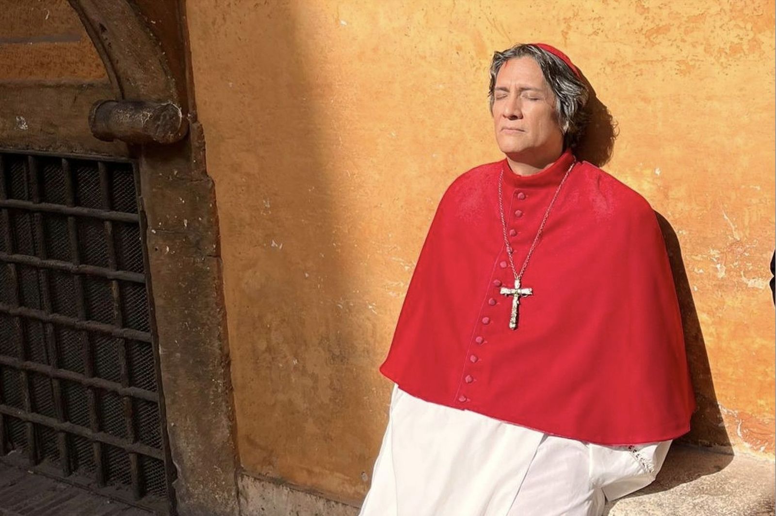 El actor Carlos Diehz, caracterizado como el cardenal Benítez