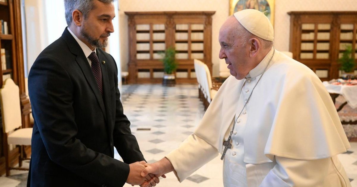 El presidente de Paraguay 'se toma un mate' con el Papa en el Vaticano