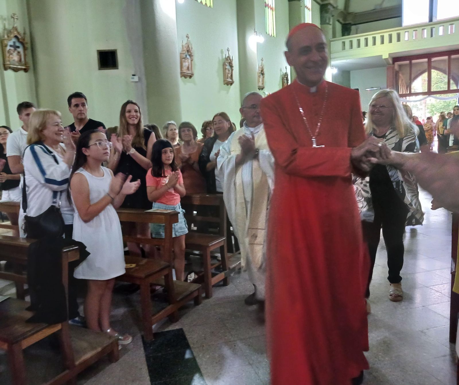 Tucho Fernández, en la misa en su pueblo