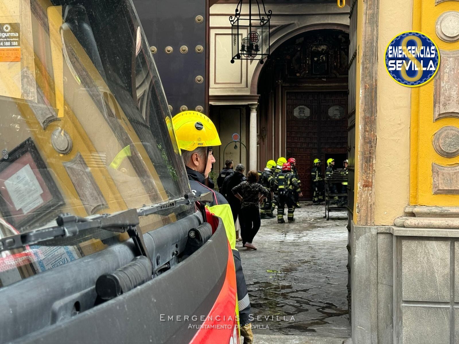 El incendio en la Iglesia de El Silencio (Sevilla) deja daños en el atrio y en la talla de San Judas Tadeo