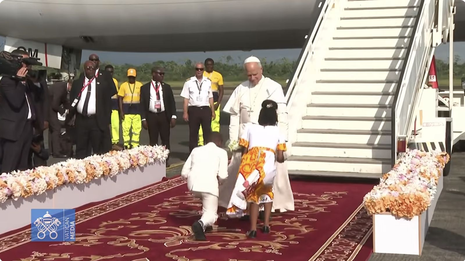 Dos niños reciben al Papa en el aeropuerto de Bata