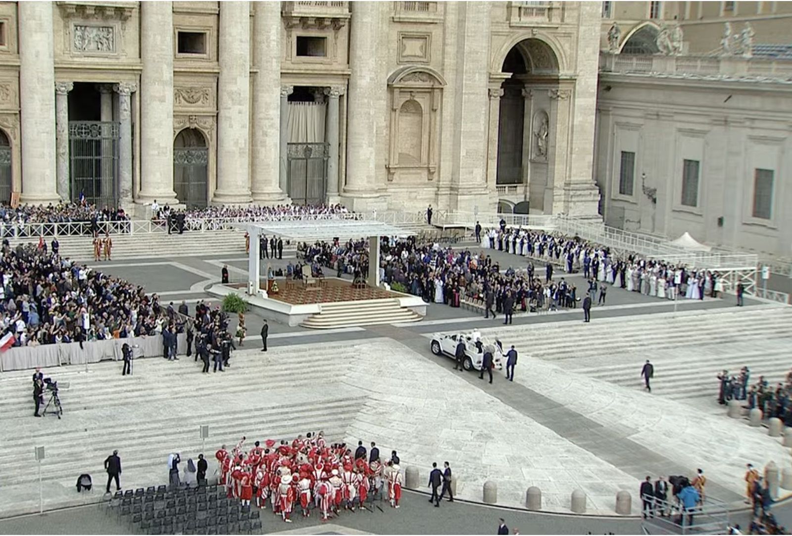 El papamóvil se dirige hacia el altar en la plaza de San Pedro