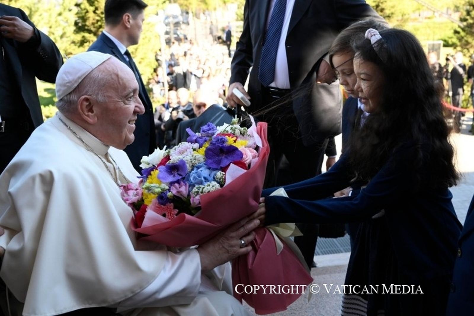 El Papa recibe un ramo de flores de dos niños kazajos