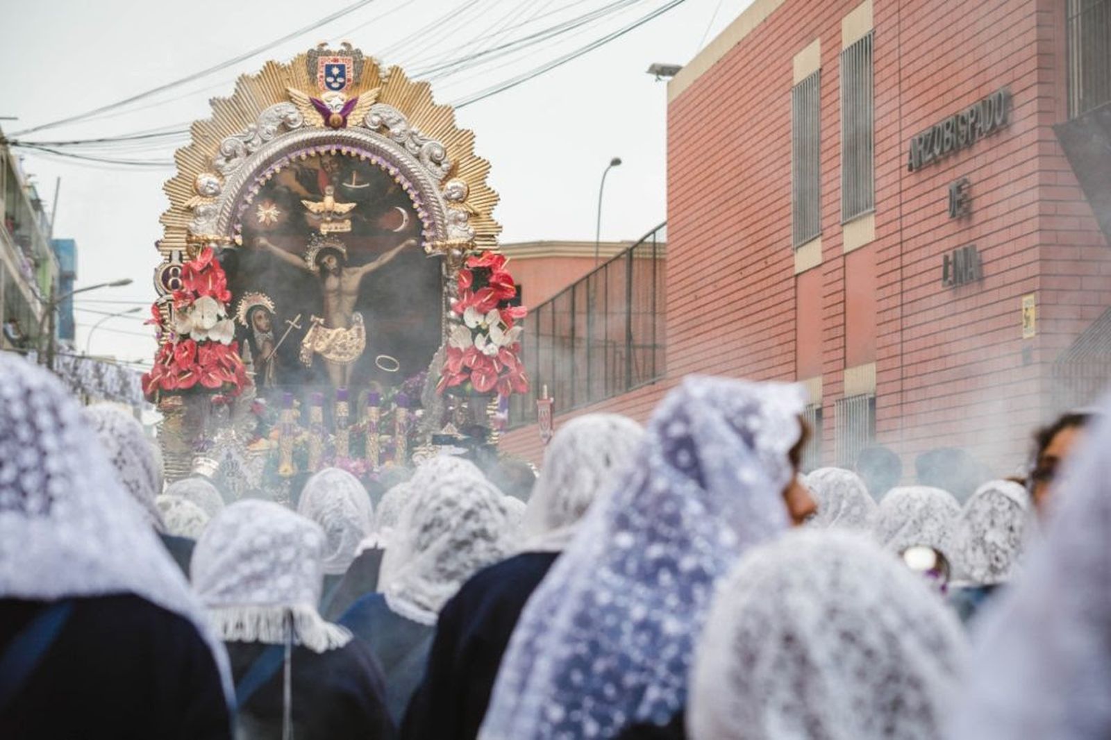 Imagen del Señor de los Milagros llega a los exteriores del Arzobispado de Lima
