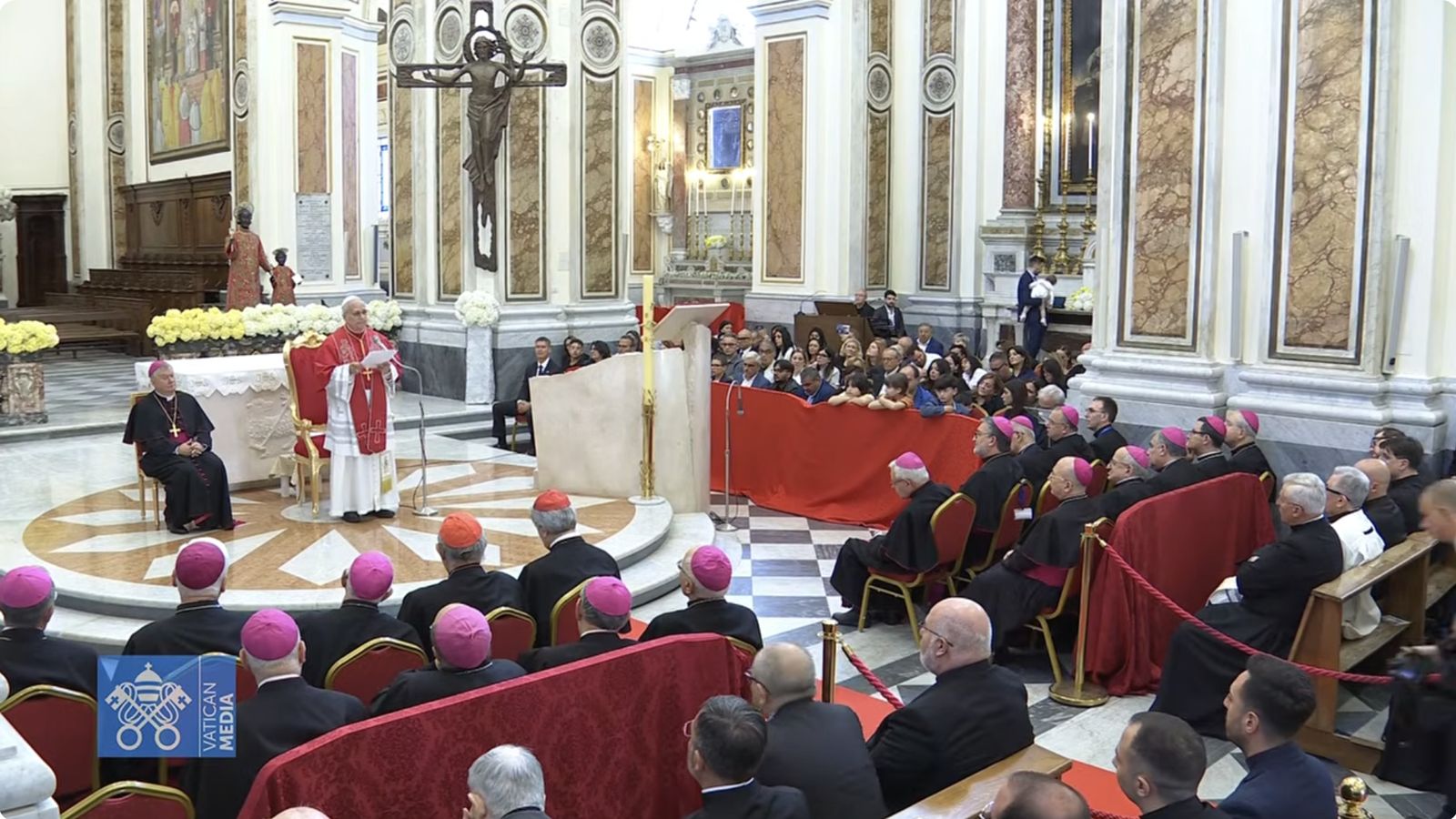 El Papa lee su discurso ante el clero y las familias en la catedral de Acerra