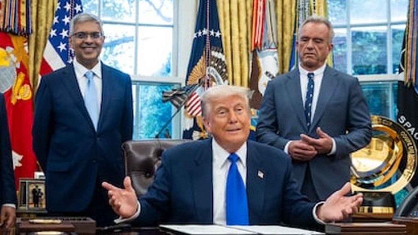 Donald Trump en el Despacho Oval flanqueado por Jay Bhattacharya (izquierda), director del NIH, y Robert Kennedy Jr., secretario de Salud, el 5 de mayo. JIM LO SCALZO / POOL (EFE)