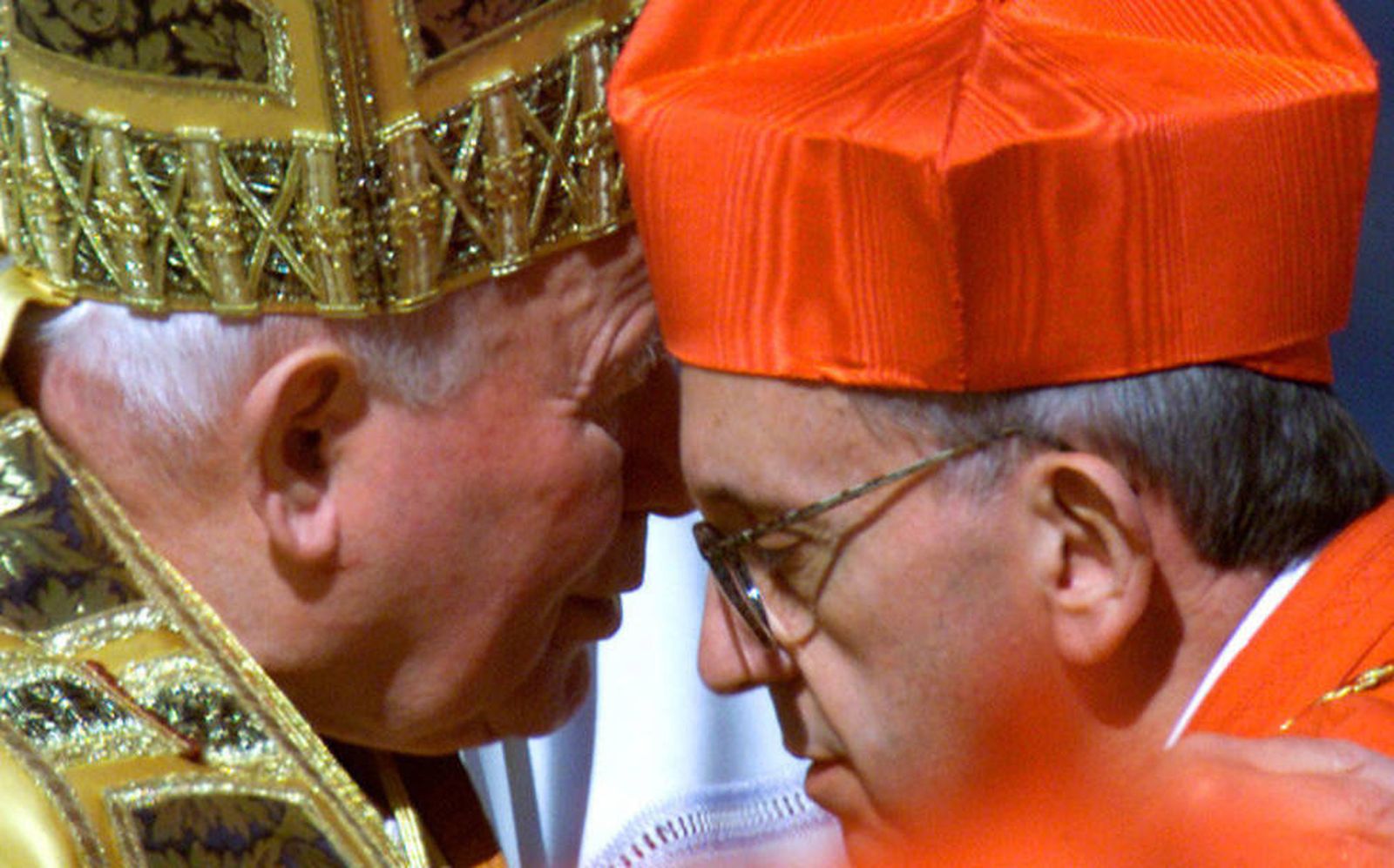 Juan Pablo II y el cardenal Bergoglio