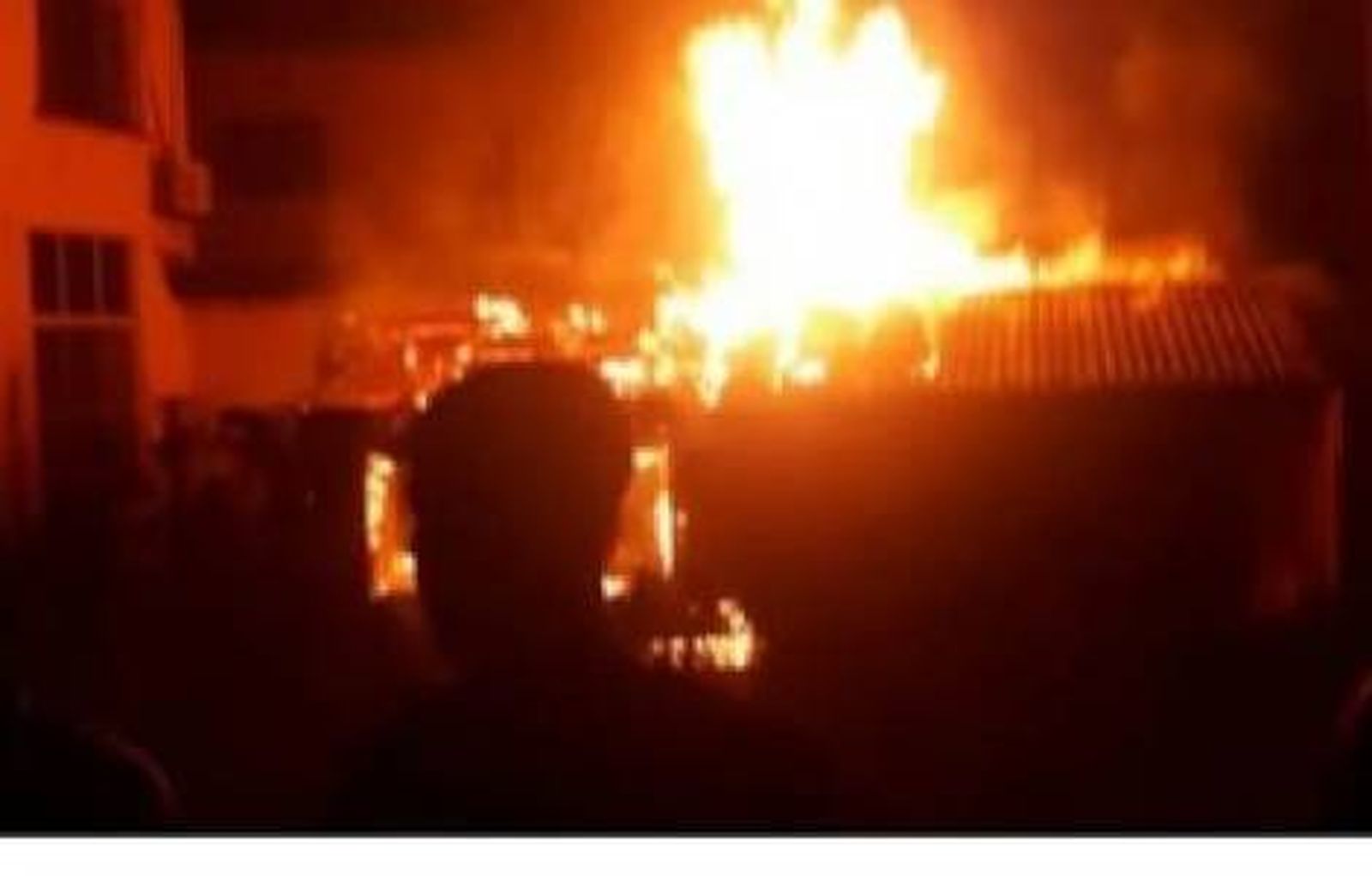 La iglesia de Kikwari ardiendo