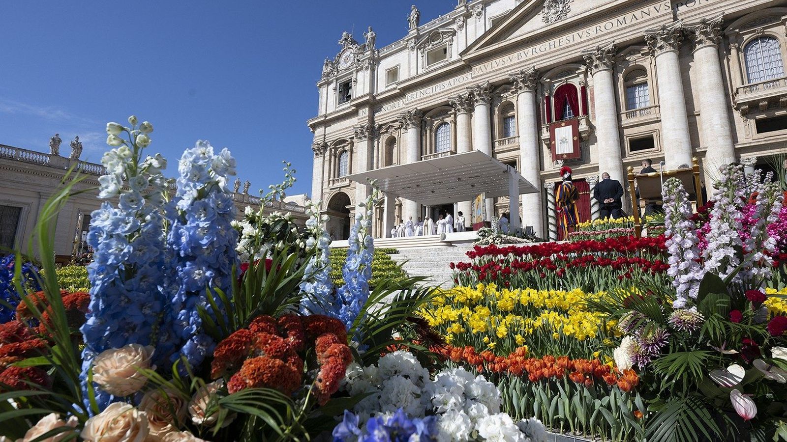 Decoraciones florales en la Plaza de San Pedro